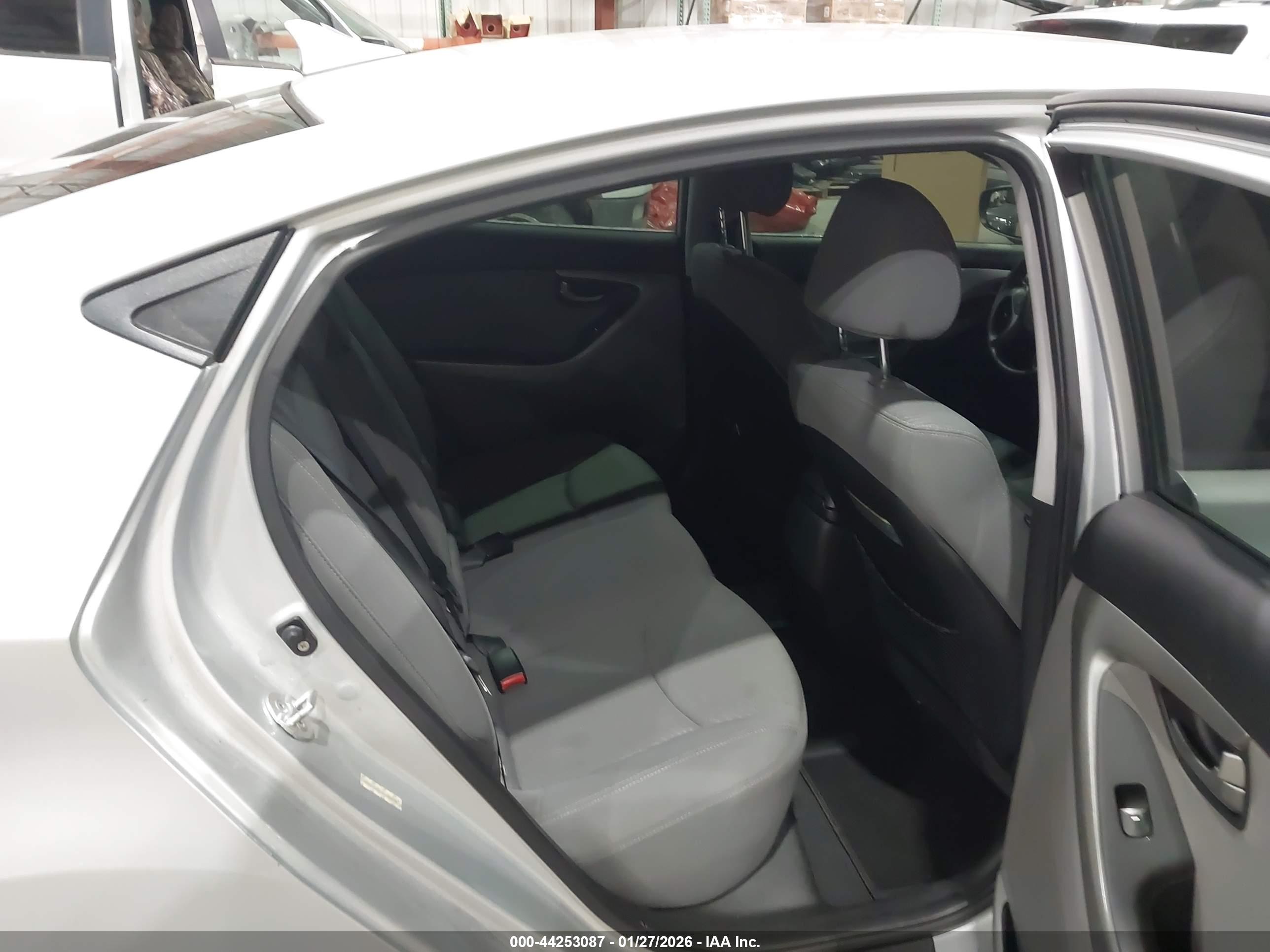 HYUNDAI ELANTRA image 8