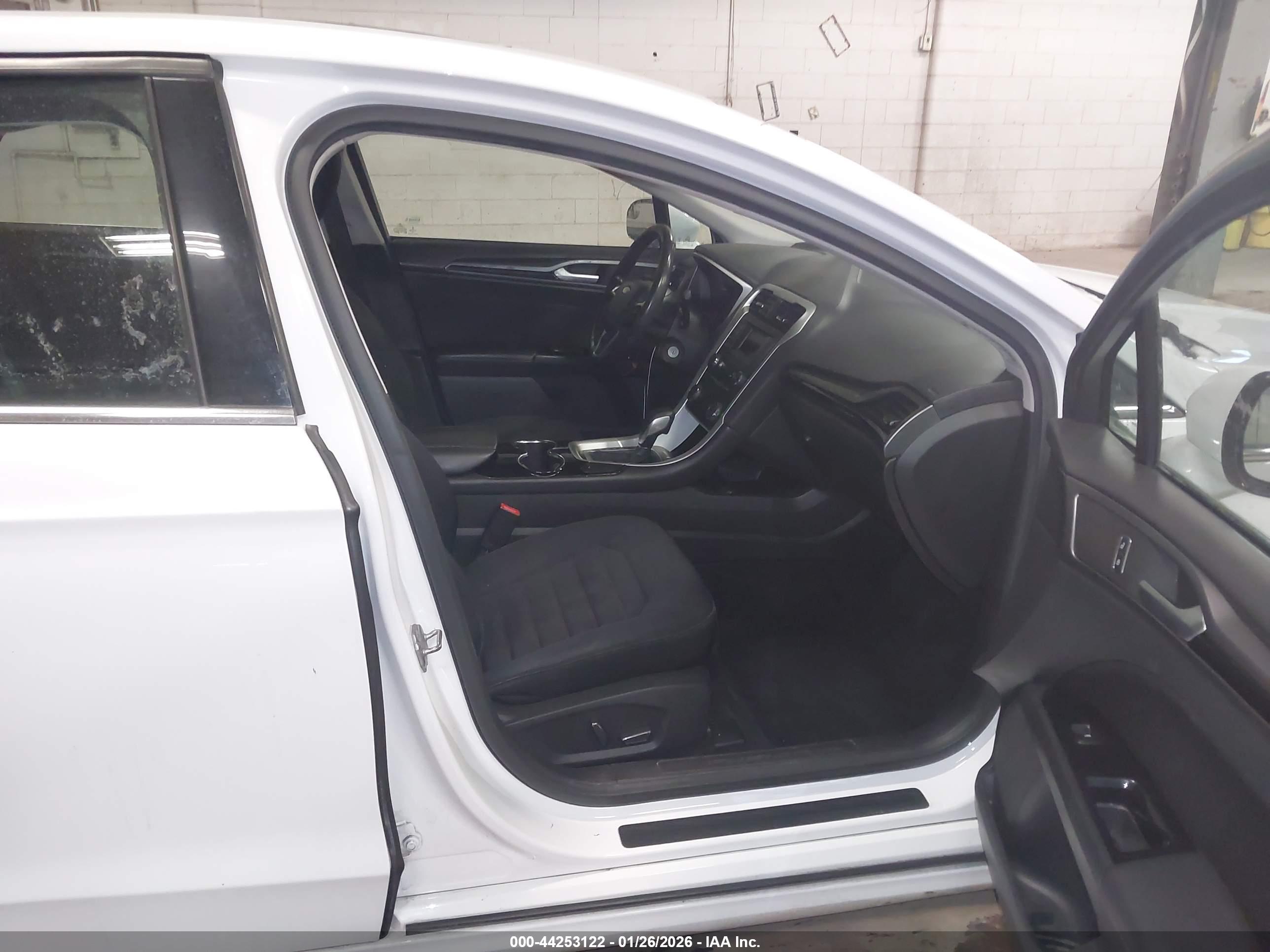 FORD FUSION image 5