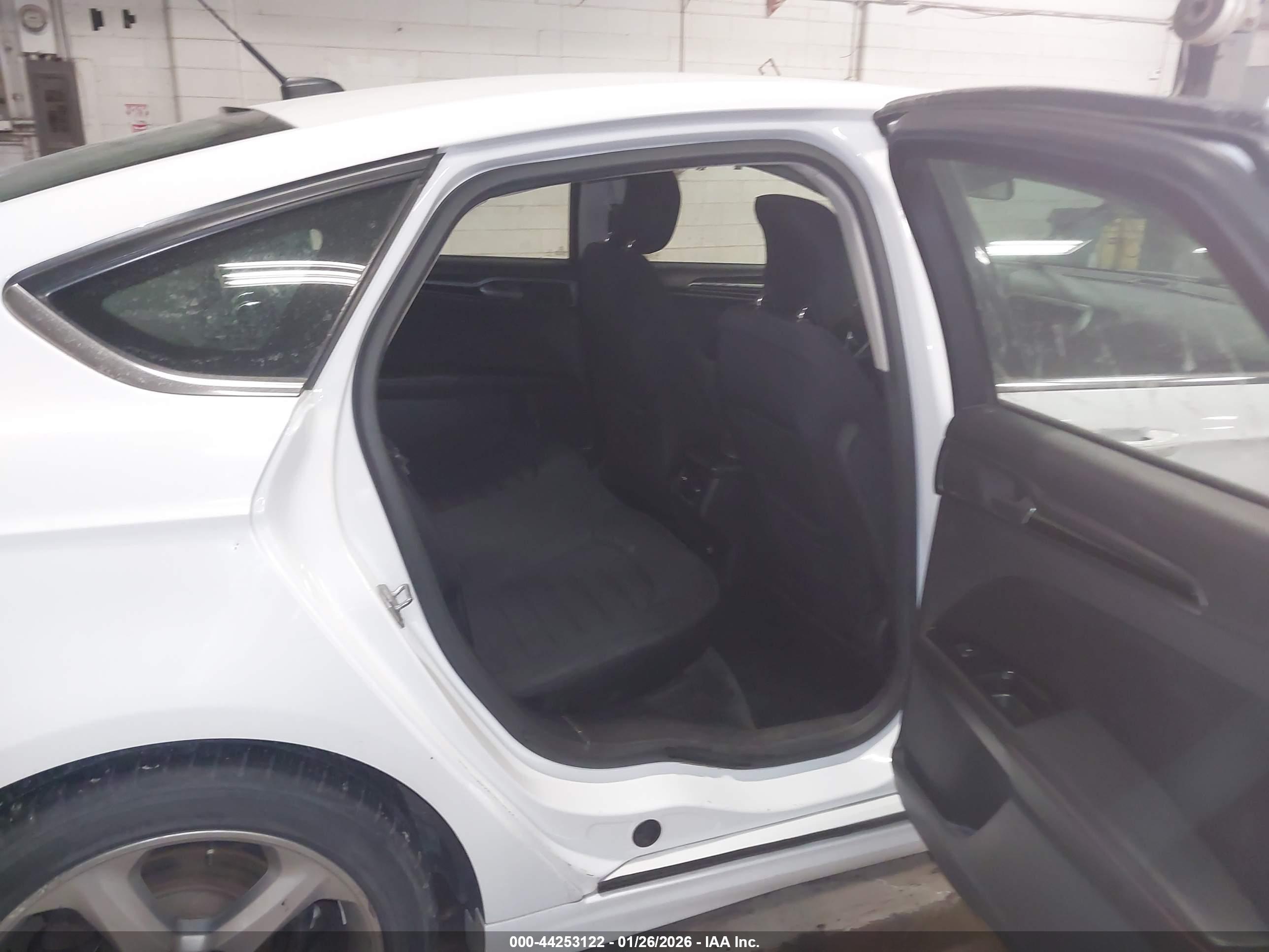 FORD FUSION image 8