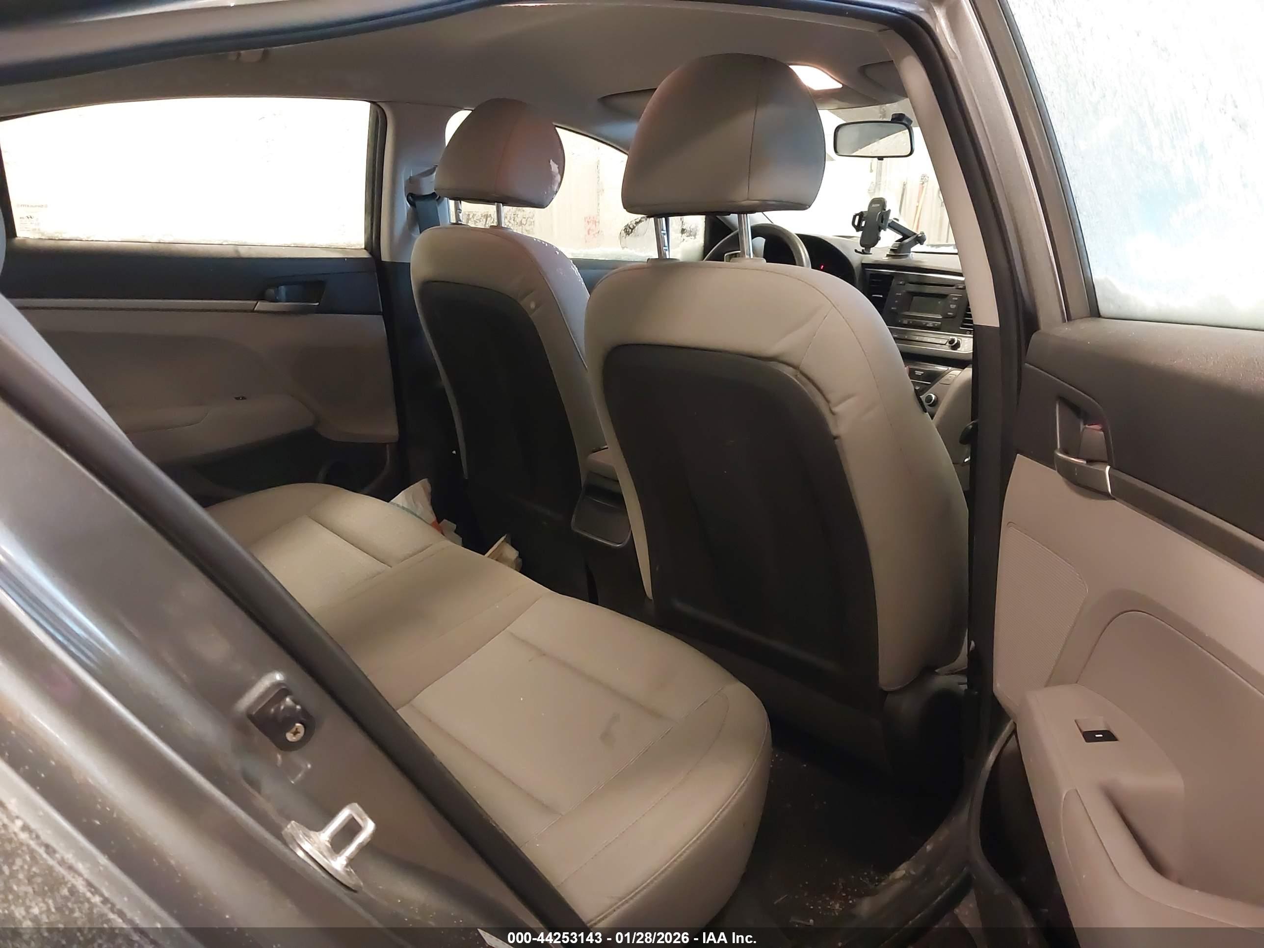 HYUNDAI ELANTRA image 8