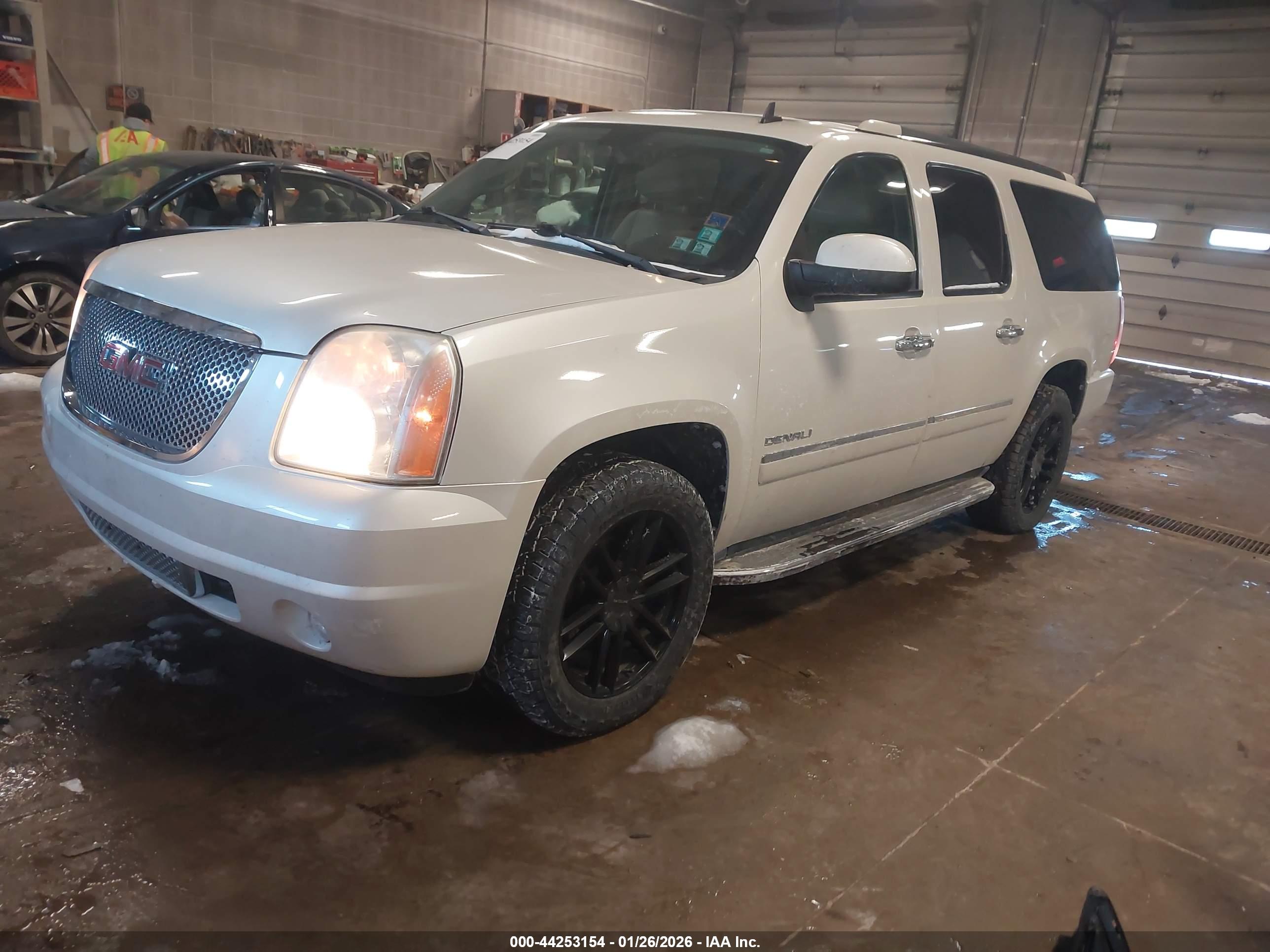 GMC YUKON image 2