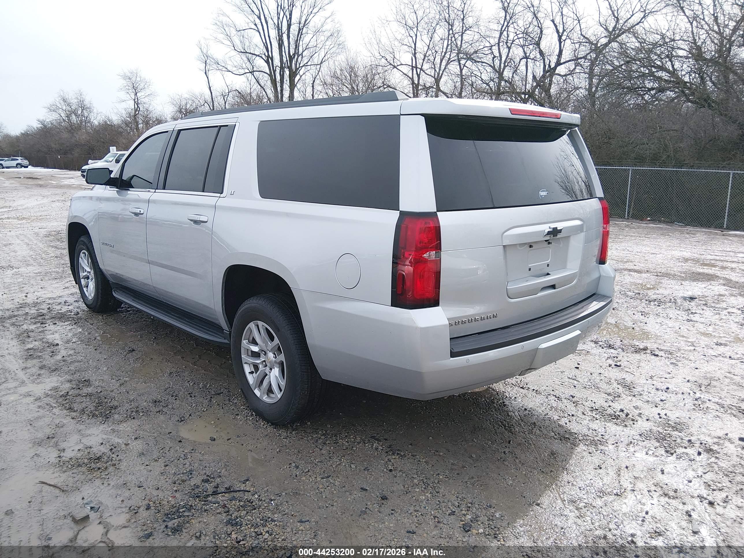 CHEVROLET SUBURBAN image 3