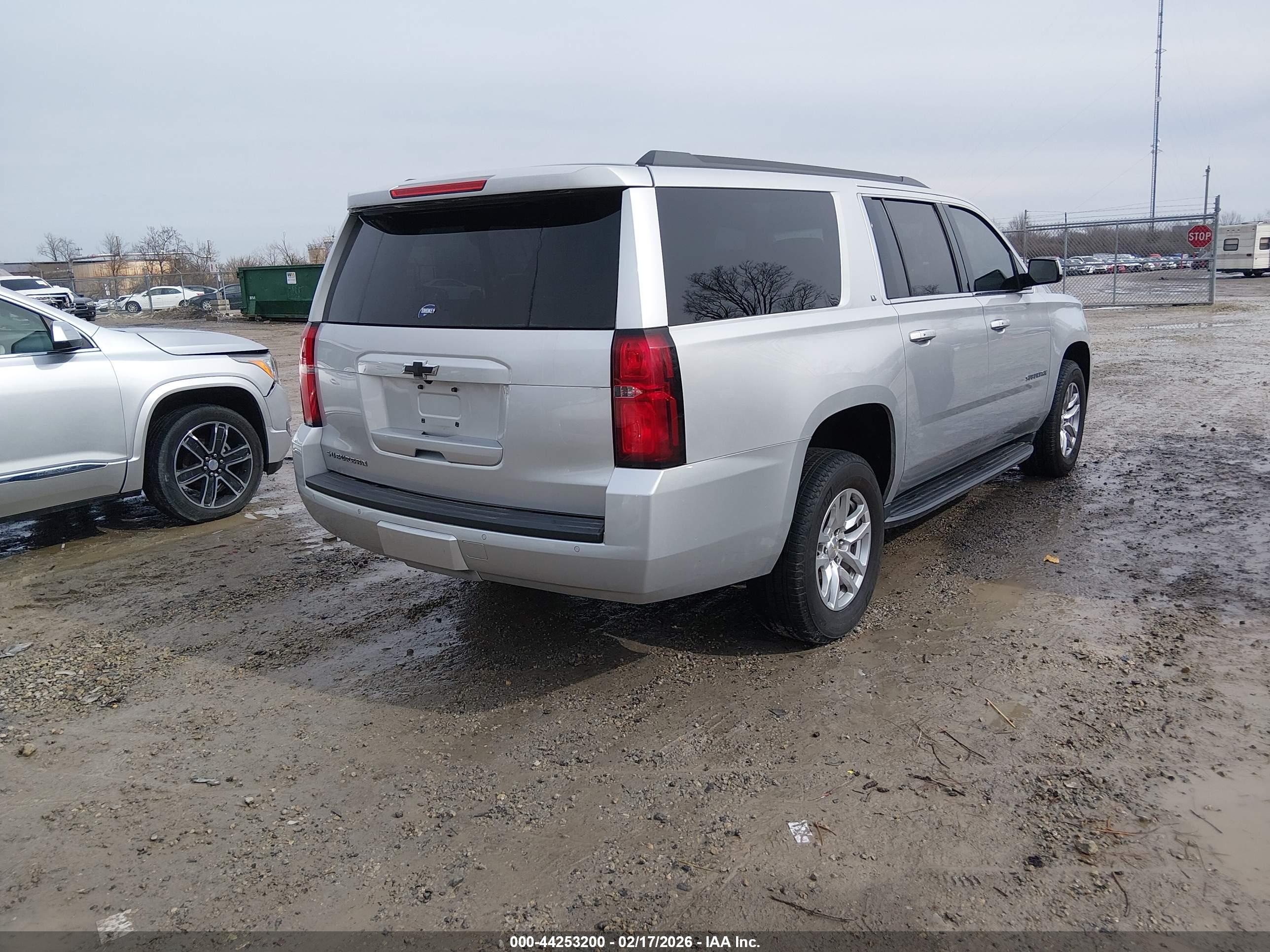 CHEVROLET SUBURBAN image 4