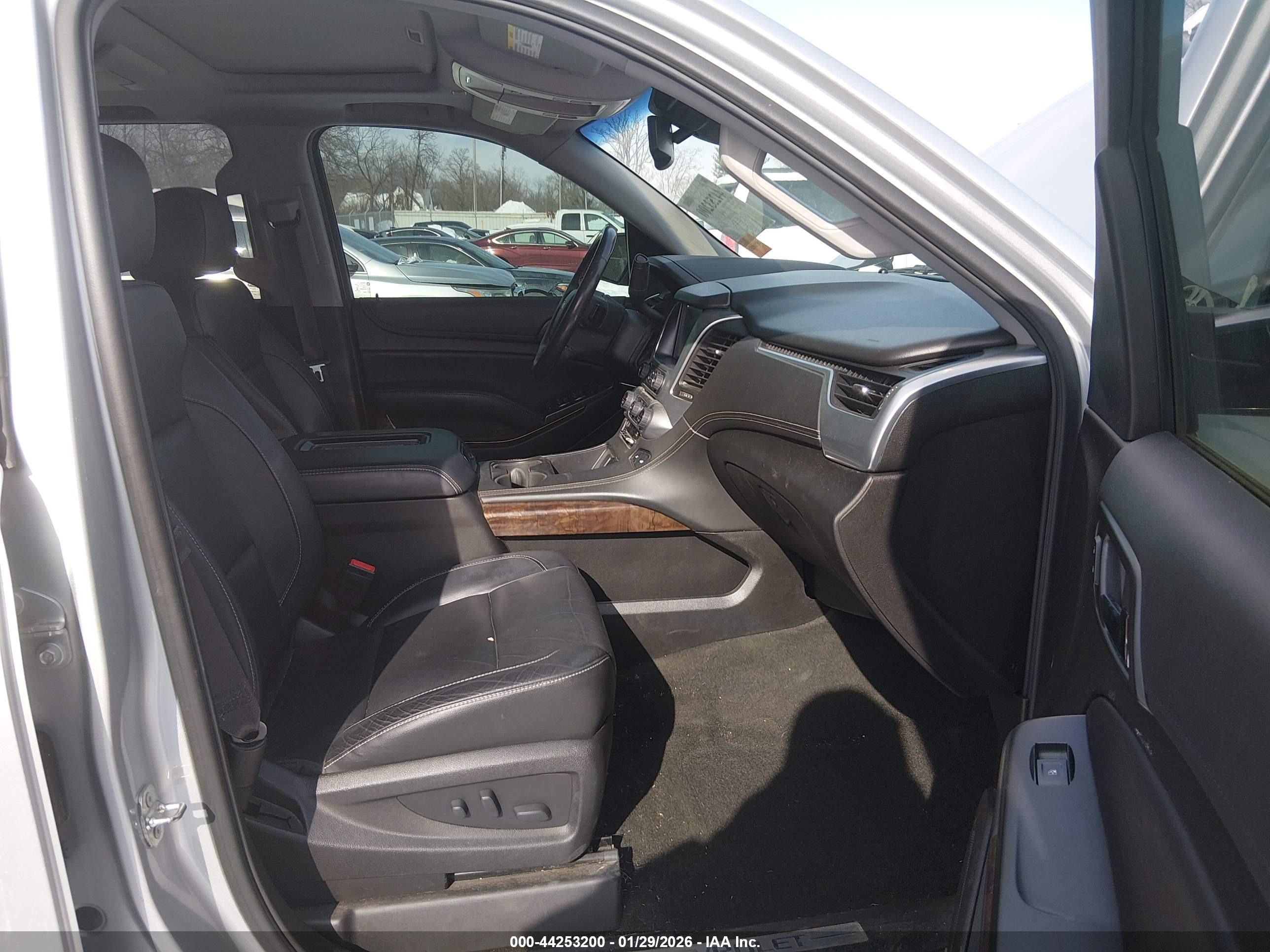 CHEVROLET SUBURBAN image 5