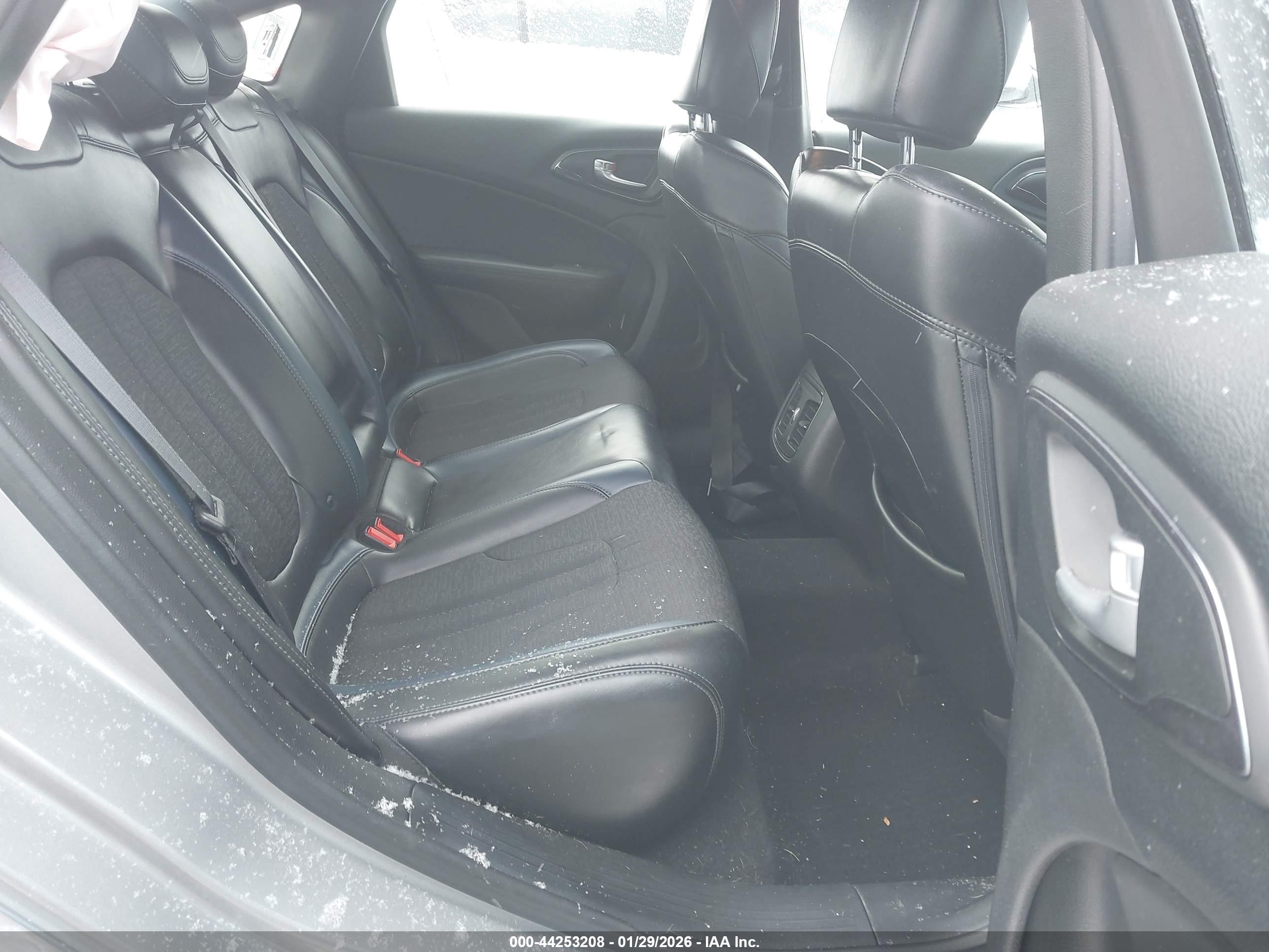 CHRYSLER 200 image 8