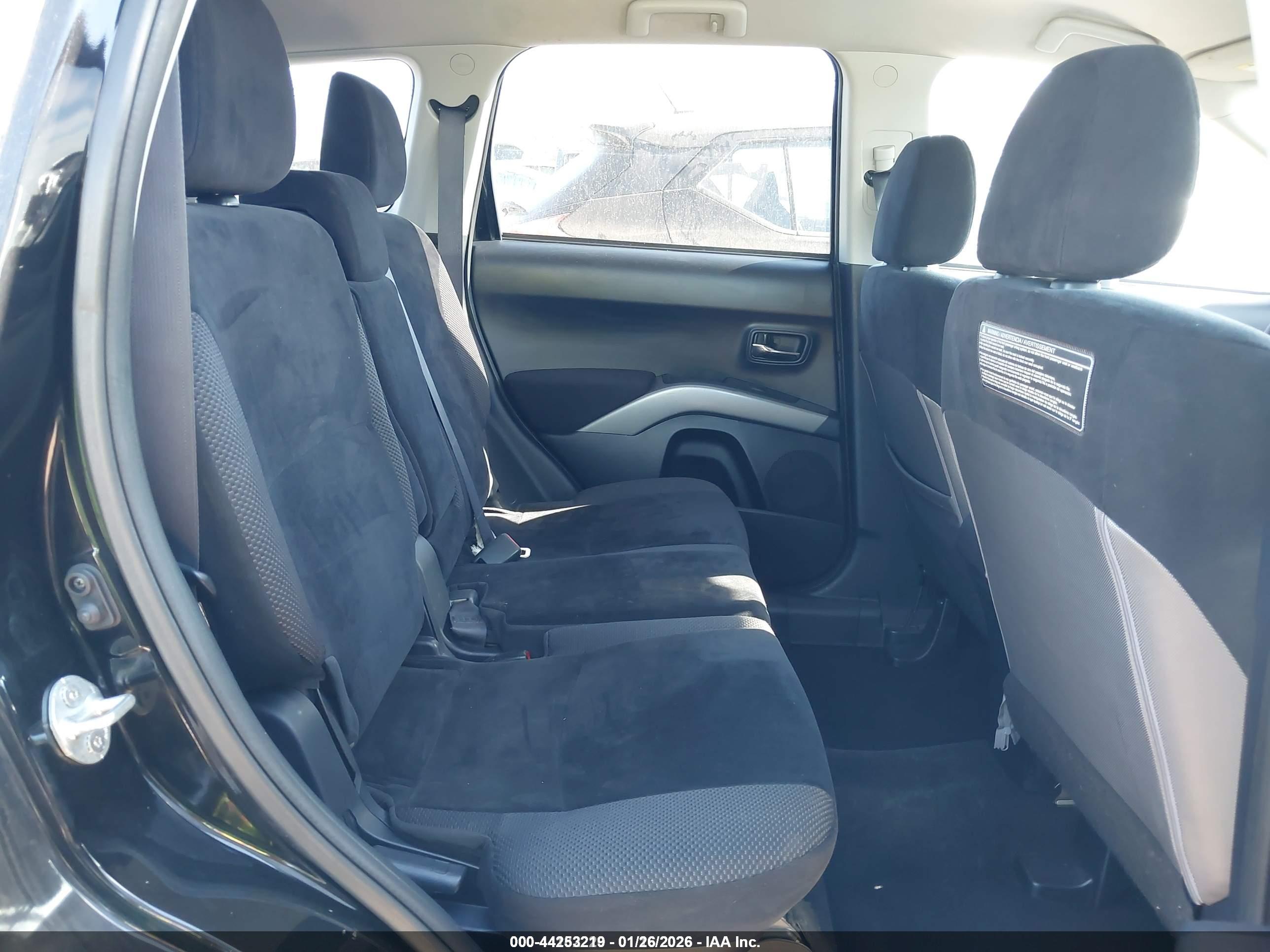MITSUBISHI OUTLANDER image 8