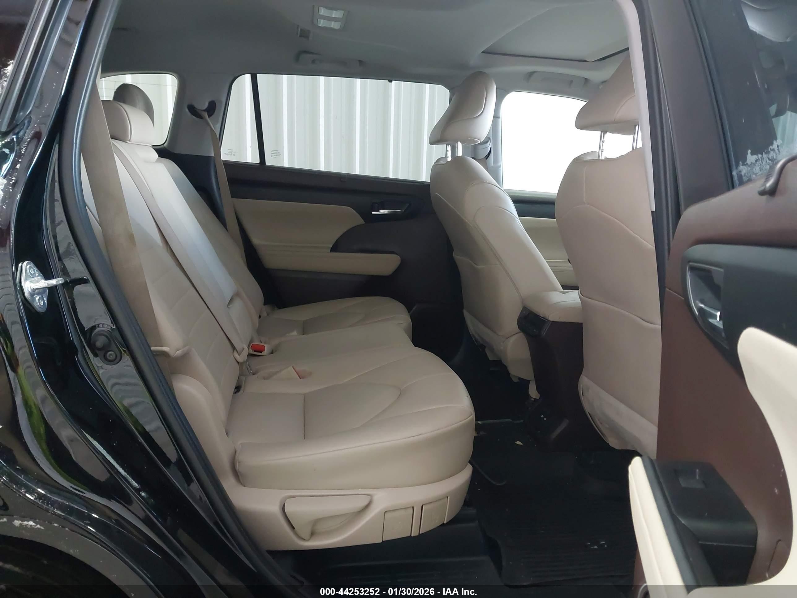 TOYOTA HIGHLANDER image 8