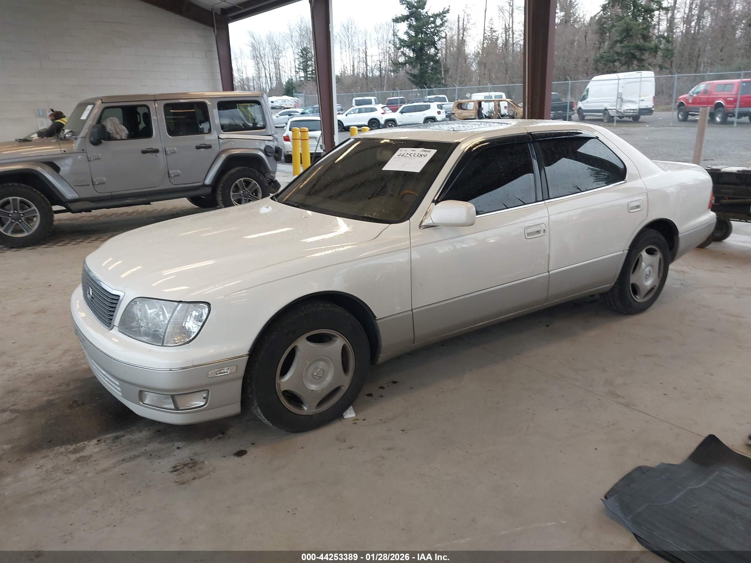 LEXUS LS image 2