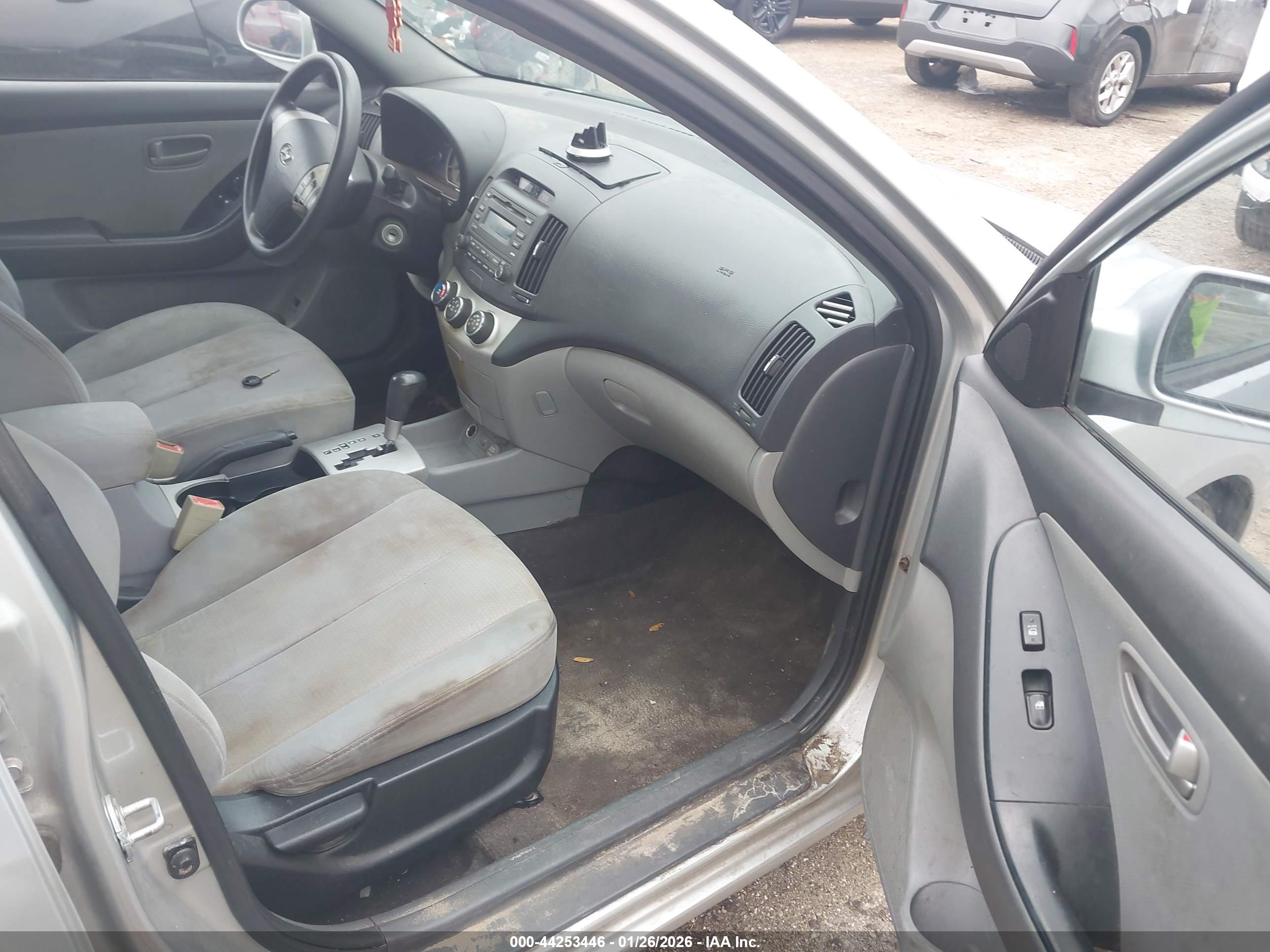 HYUNDAI ELANTRA image 5