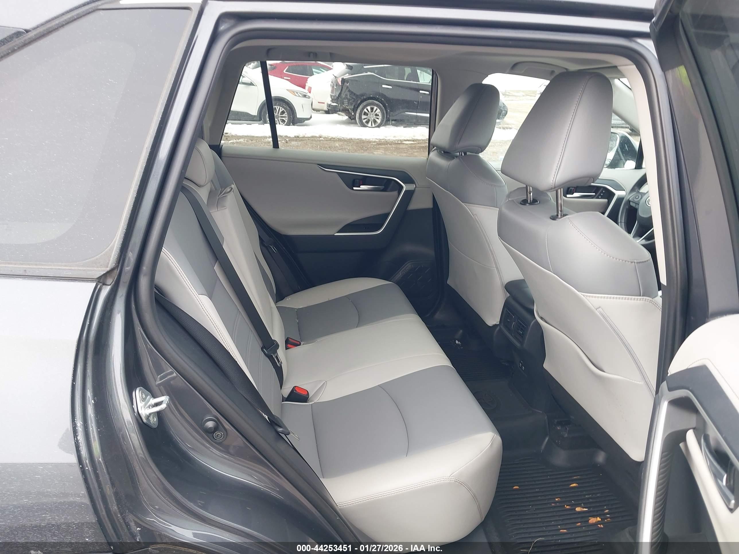 TOYOTA RAV4 image 8