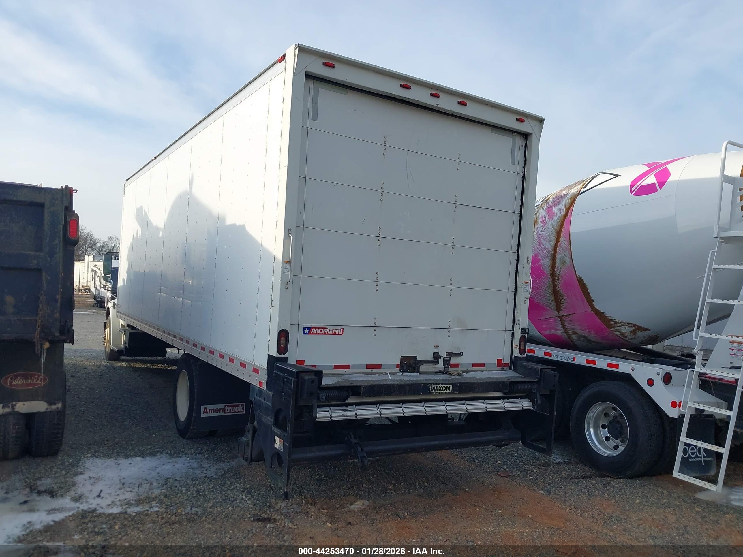 FREIGHTLINER M2 image 3