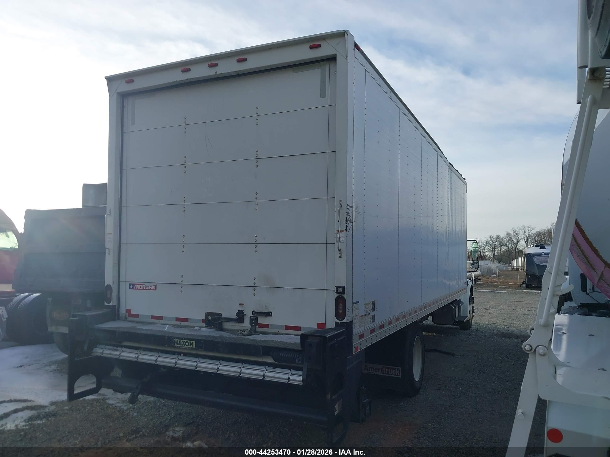 FREIGHTLINER M2 image 4