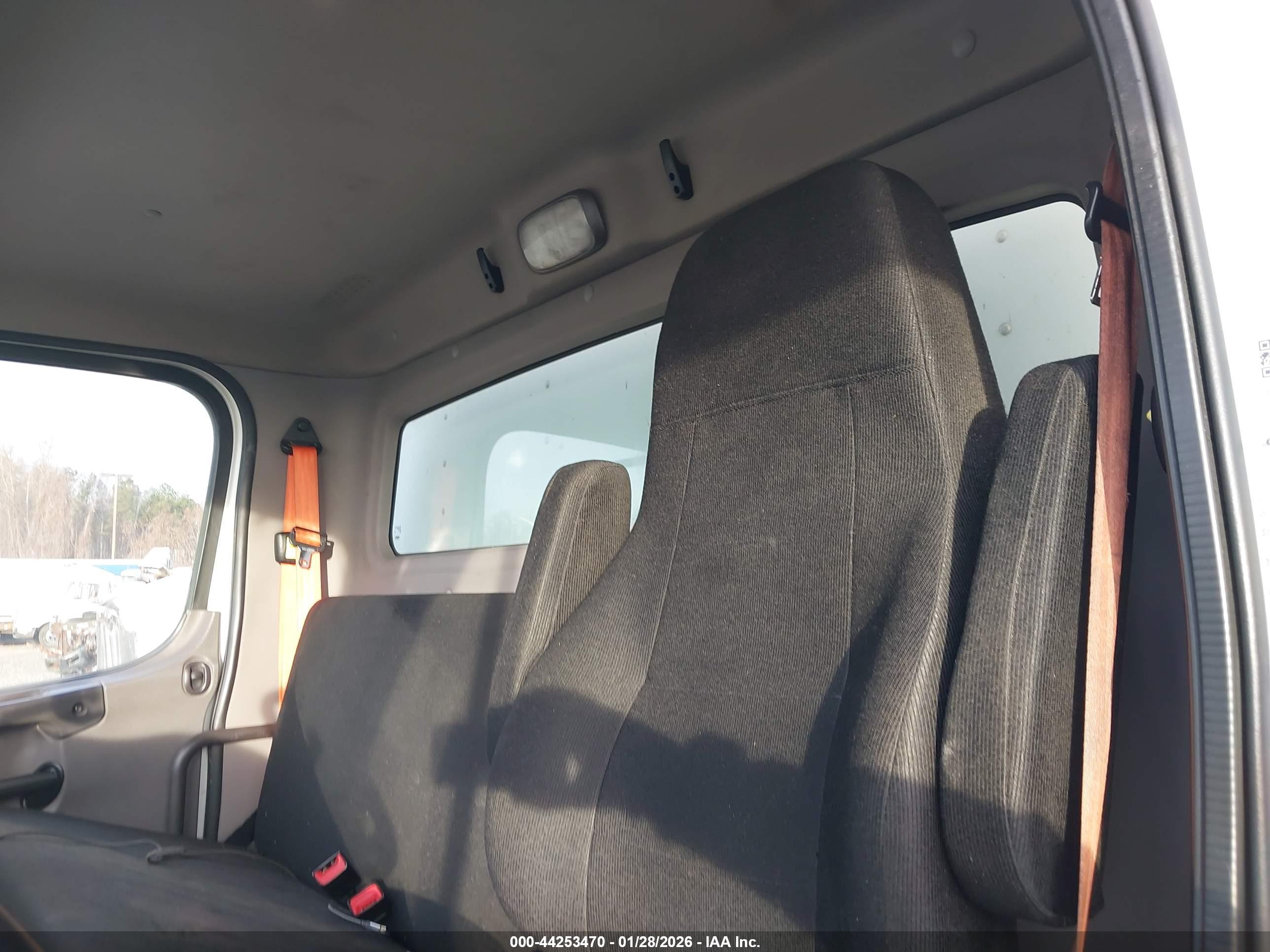 FREIGHTLINER M2 image 7
