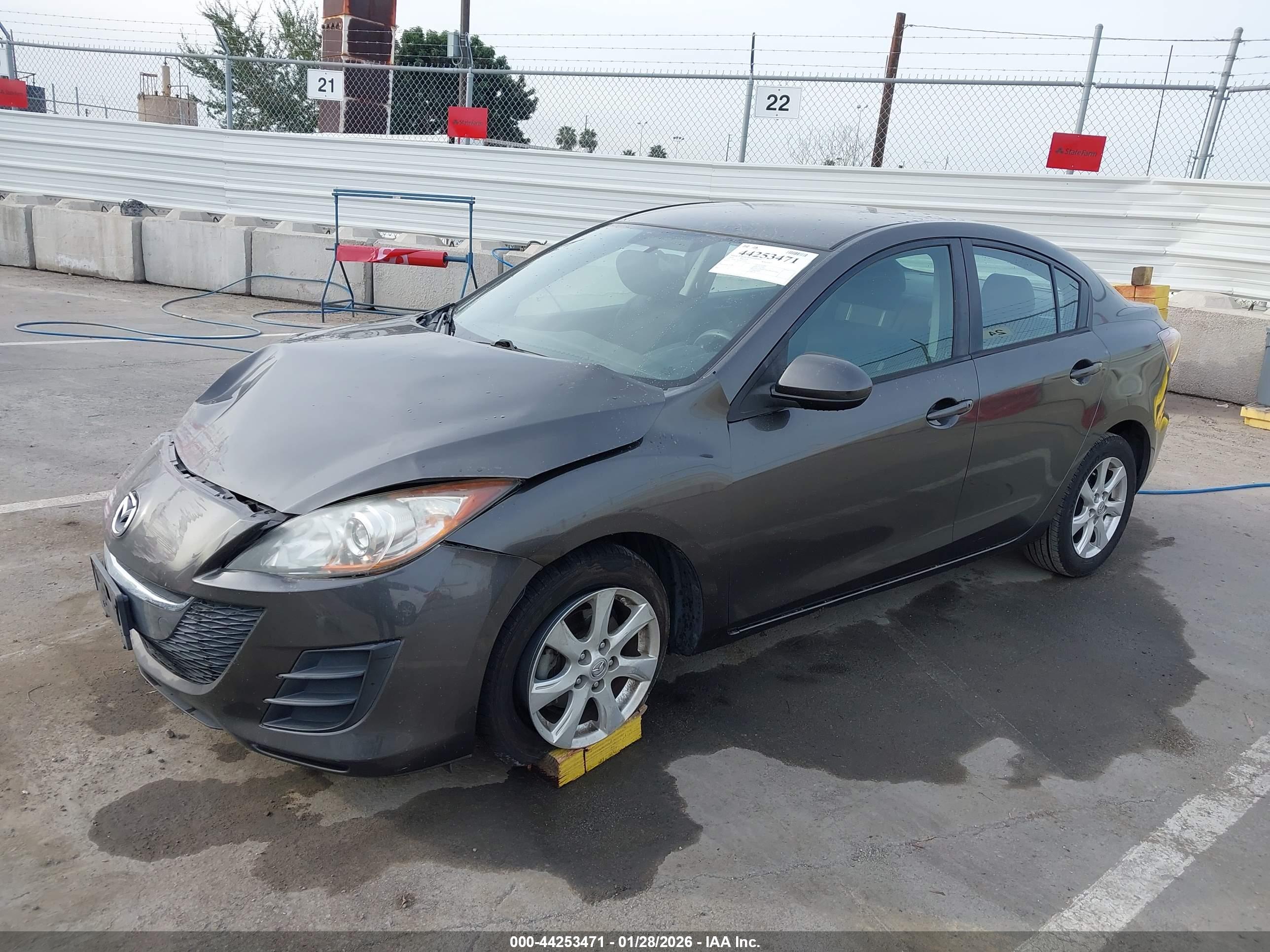 MAZDA MAZDA3 image 2