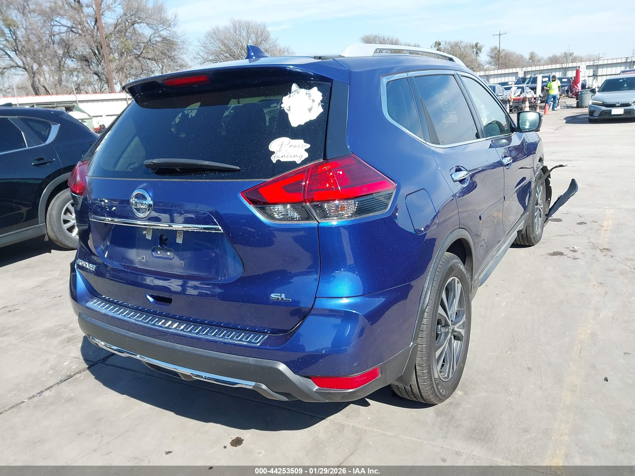NISSAN ROGUE image 4