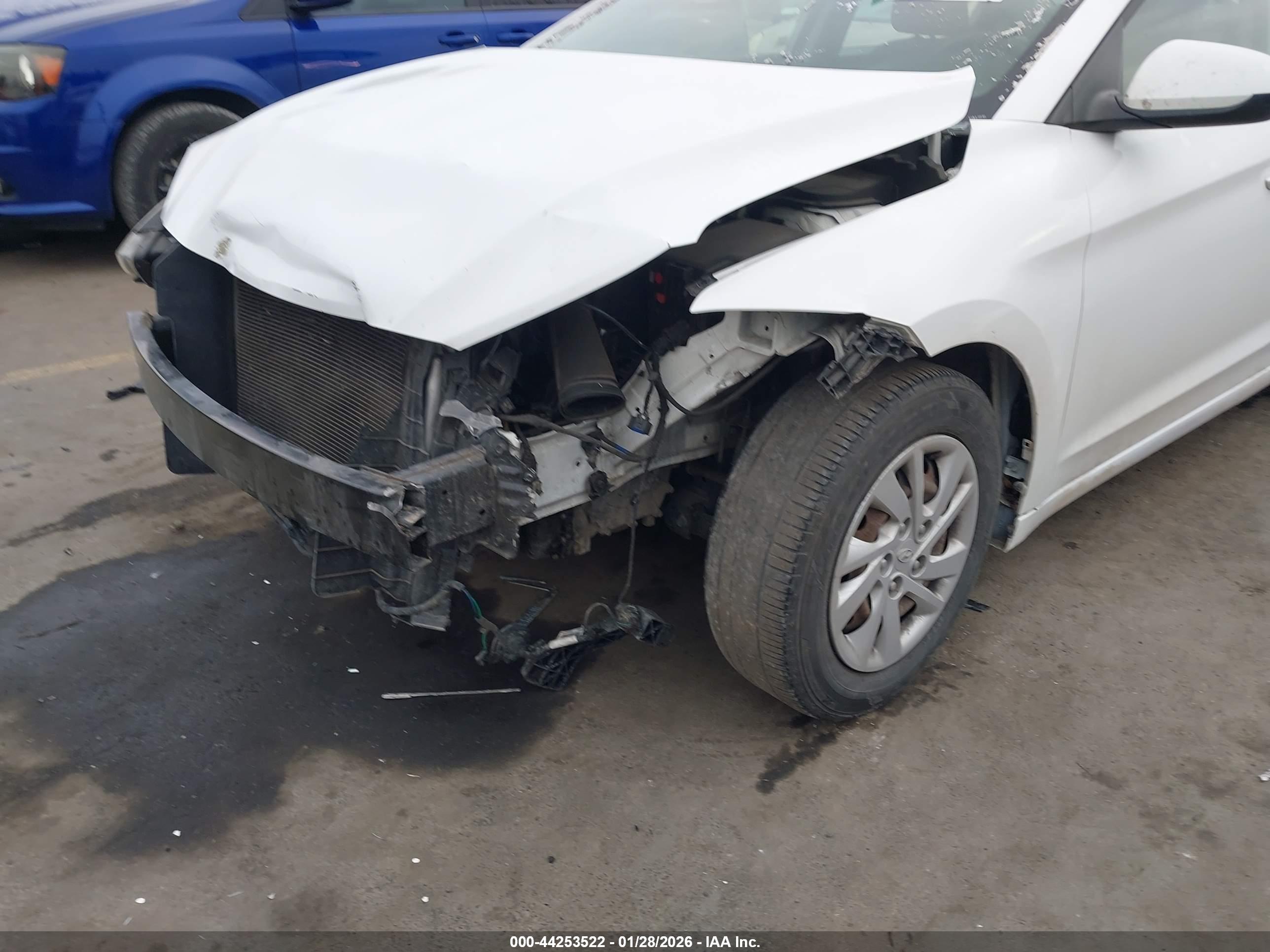 HYUNDAI ELANTRA image 6