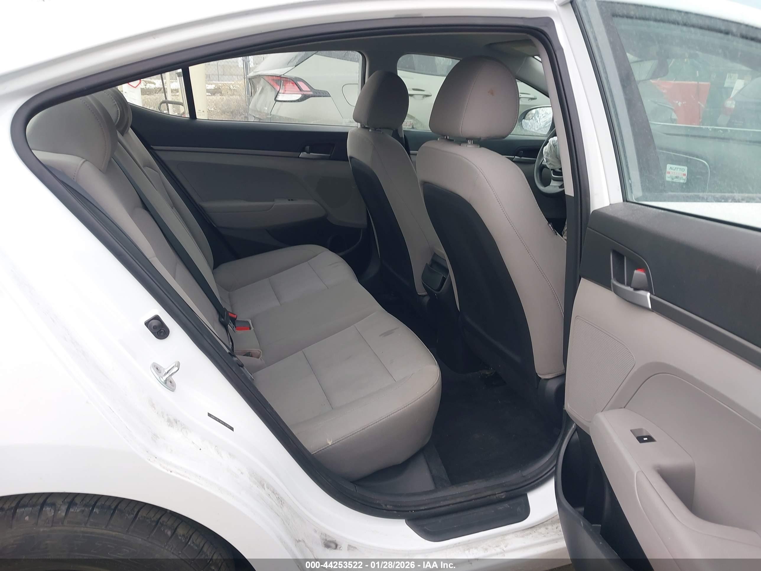 HYUNDAI ELANTRA image 8