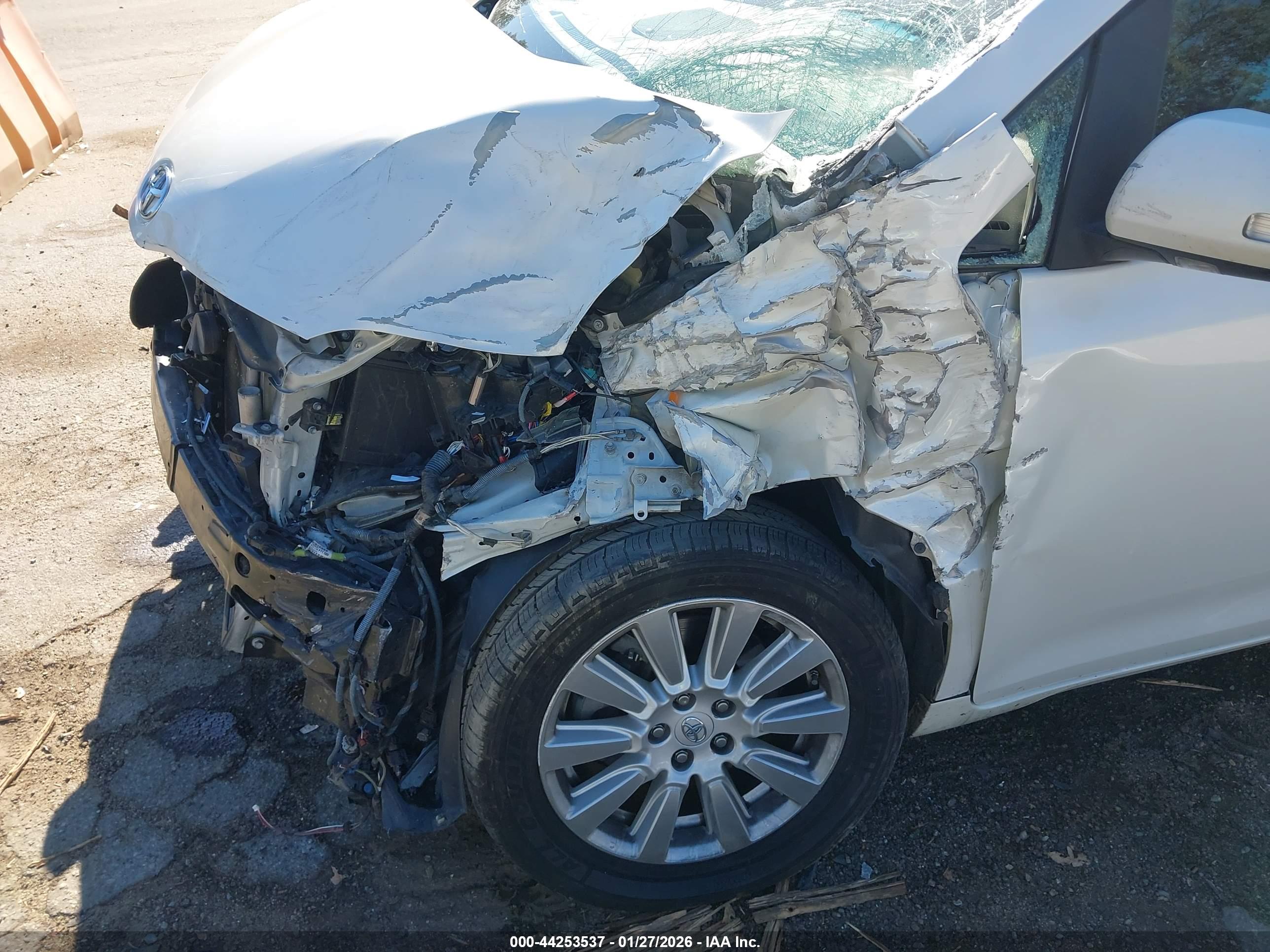TOYOTA SIENNA image 6
