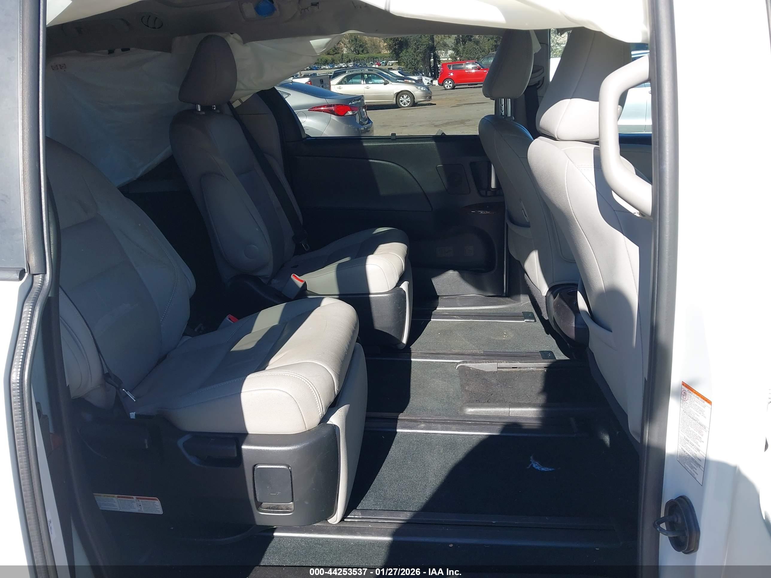 TOYOTA SIENNA image 8