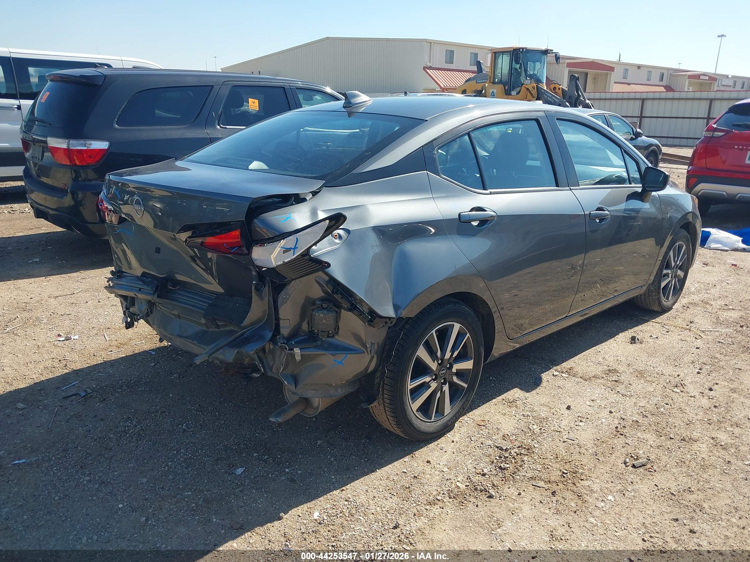 NISSAN VERSA image 4