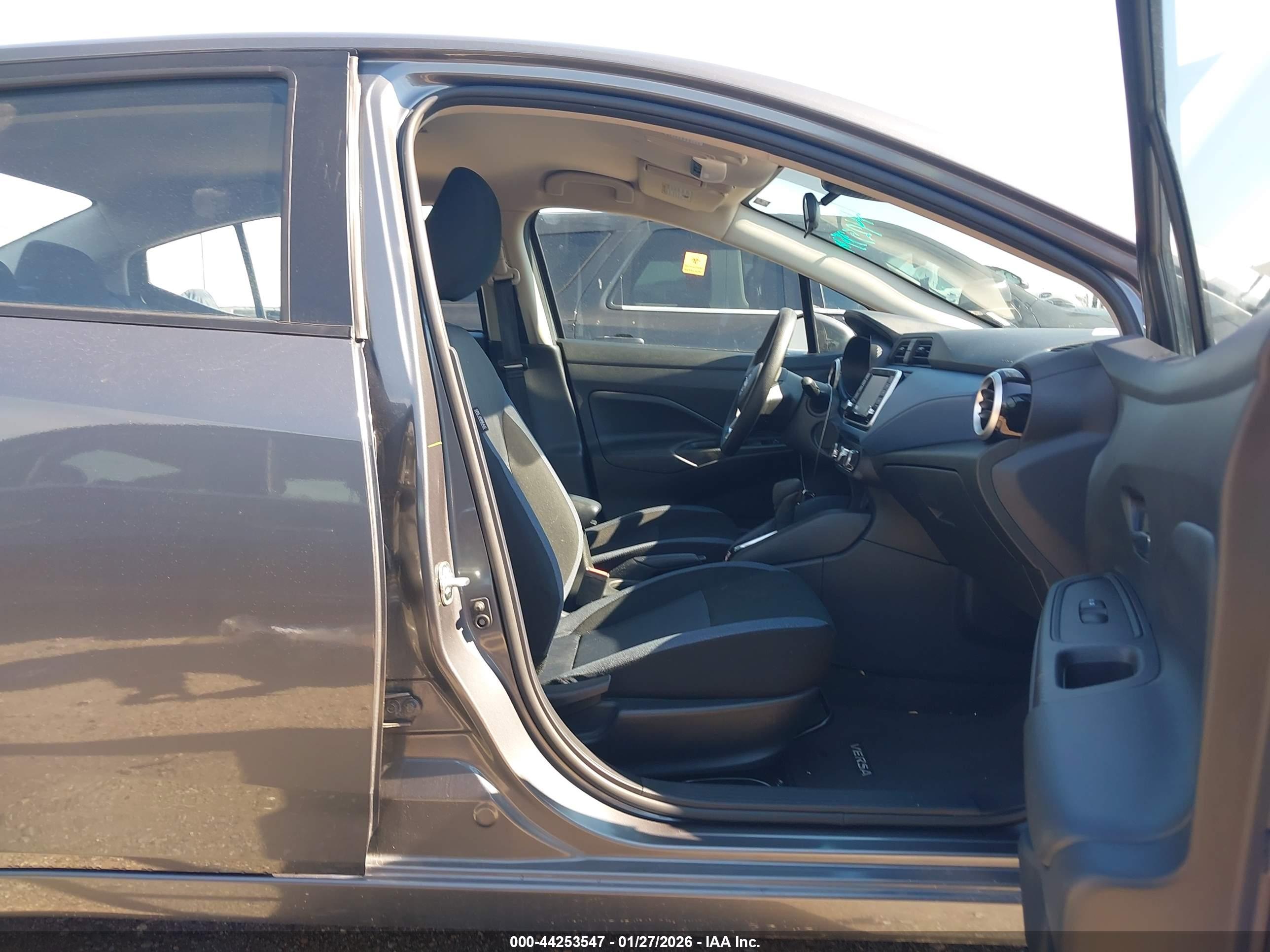 NISSAN VERSA image 5