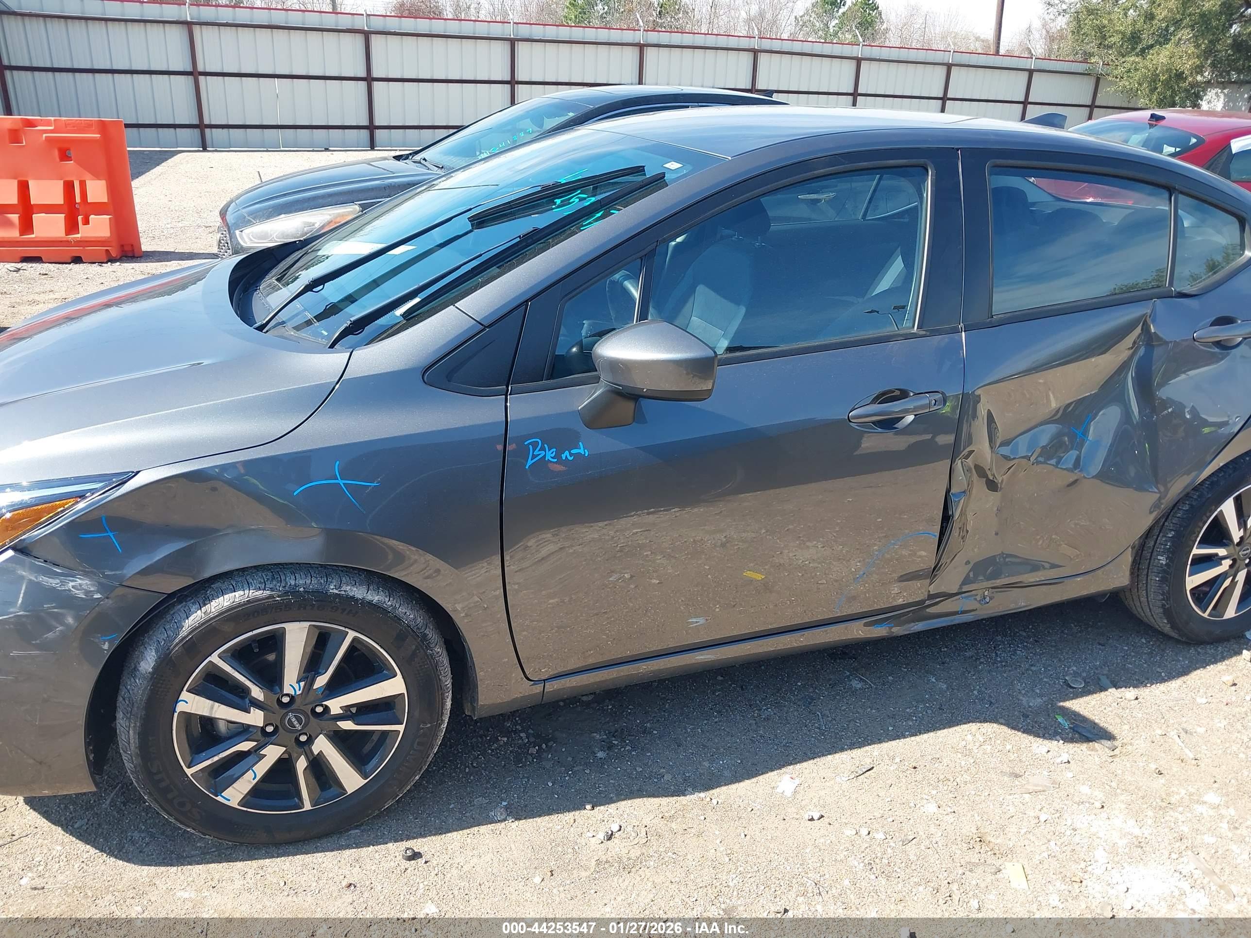 NISSAN VERSA image 6