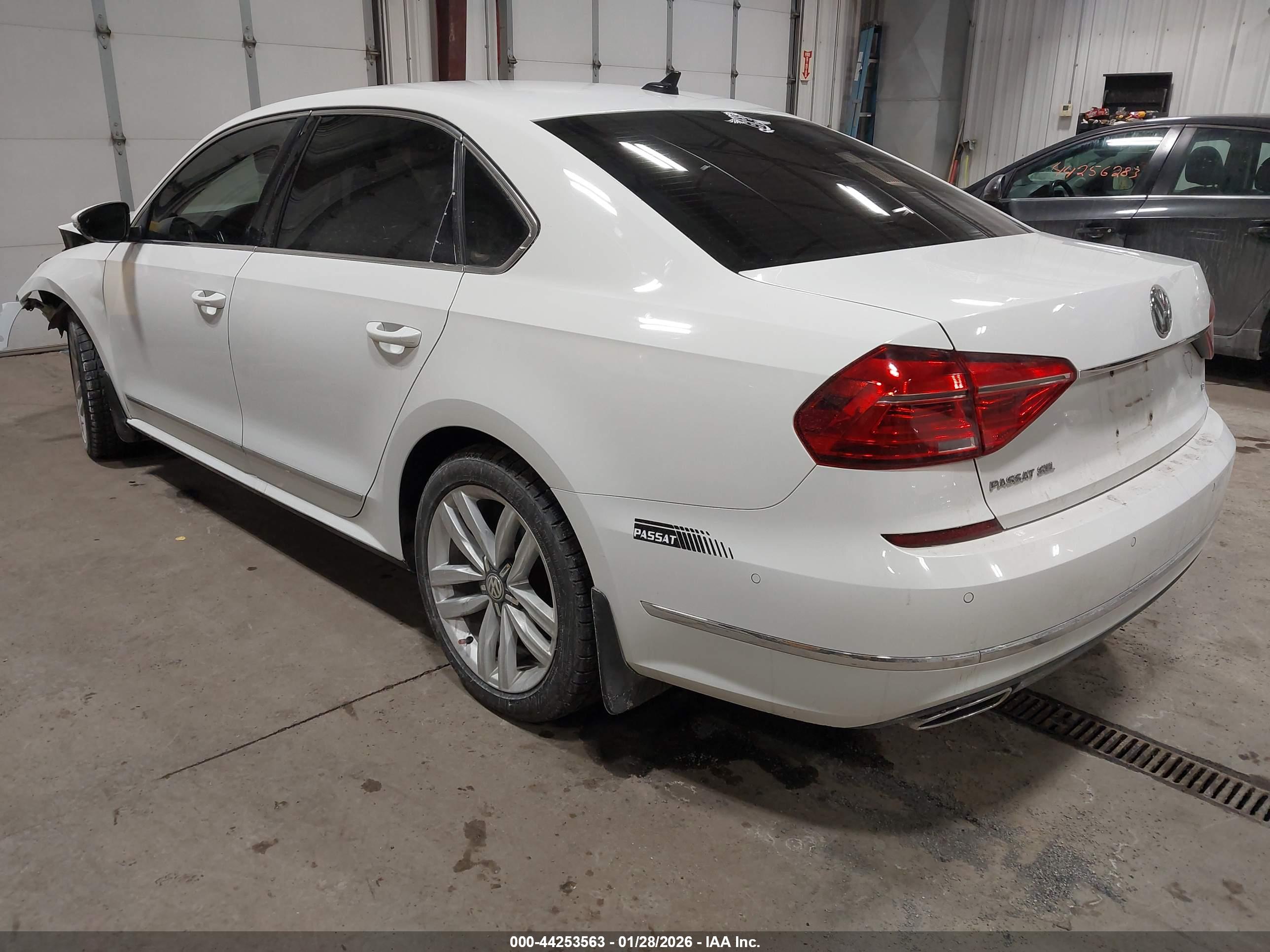 VOLKSWAGEN PASSAT image 3