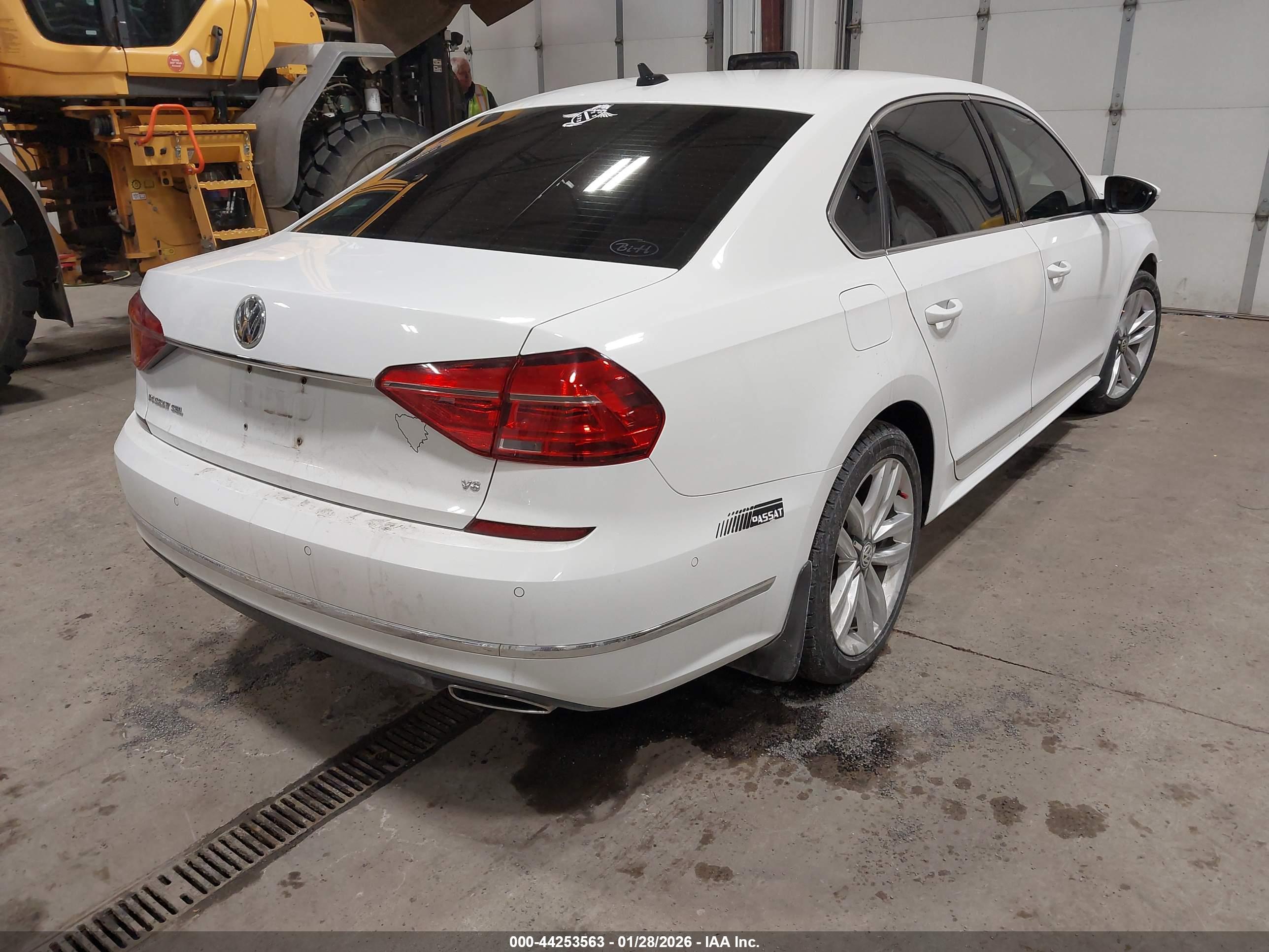 VOLKSWAGEN PASSAT image 4