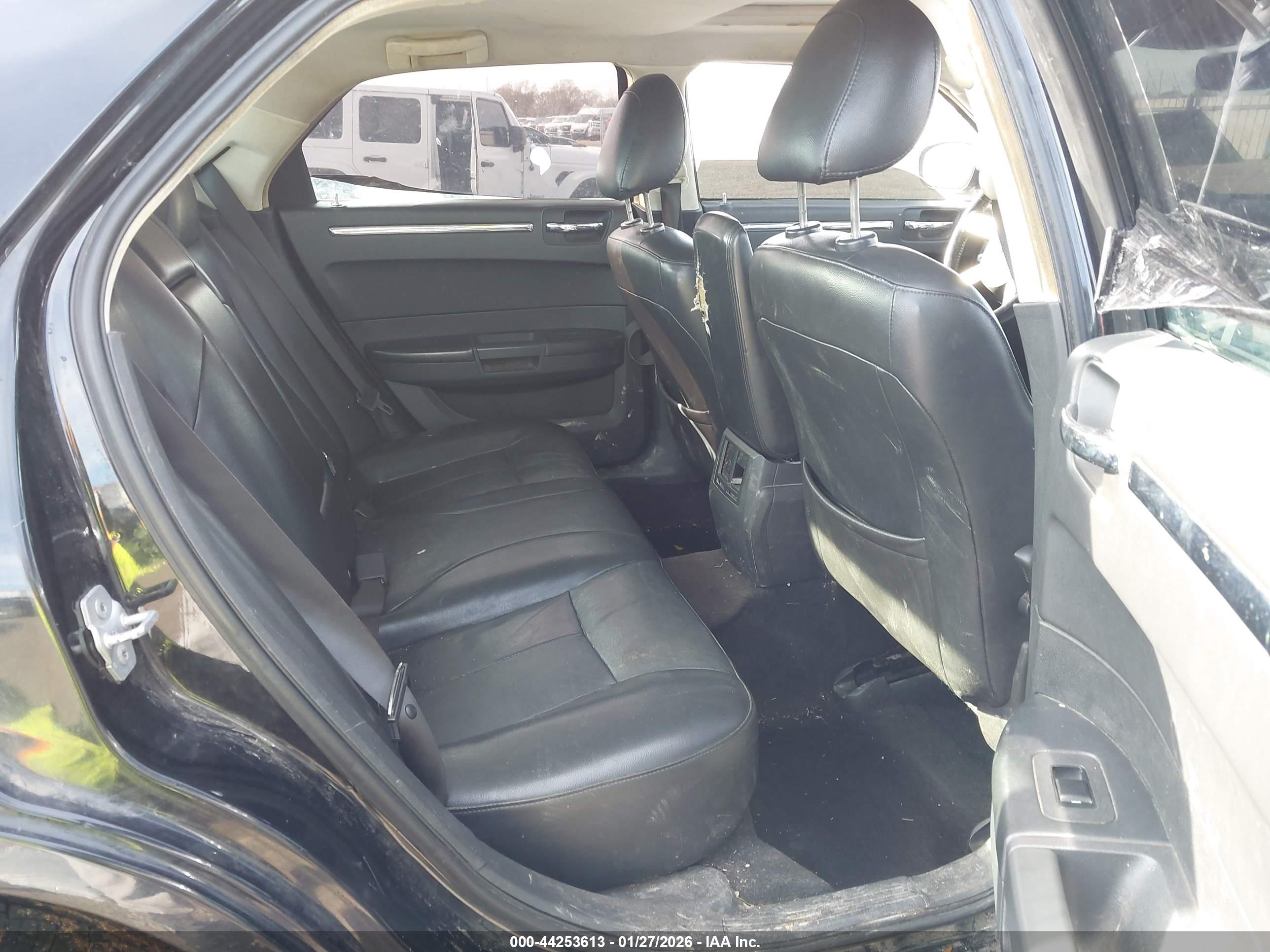 CHRYSLER 300 image 8
