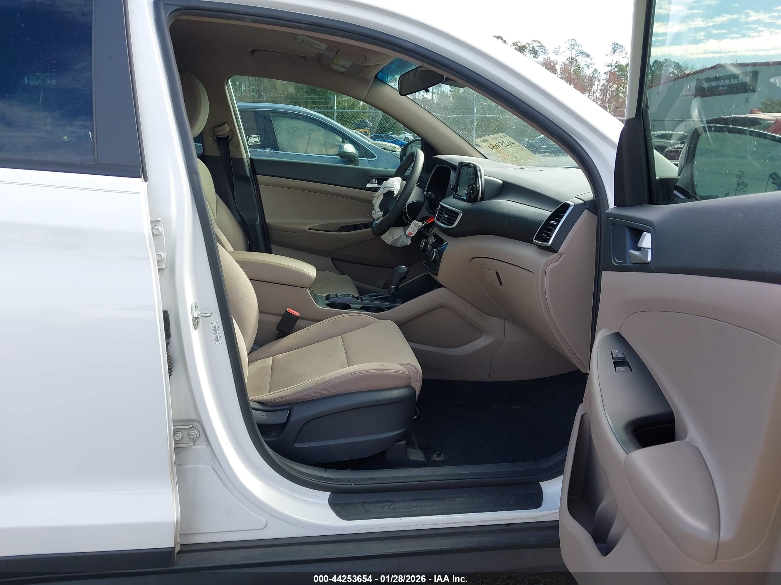HYUNDAI TUCSON image 5