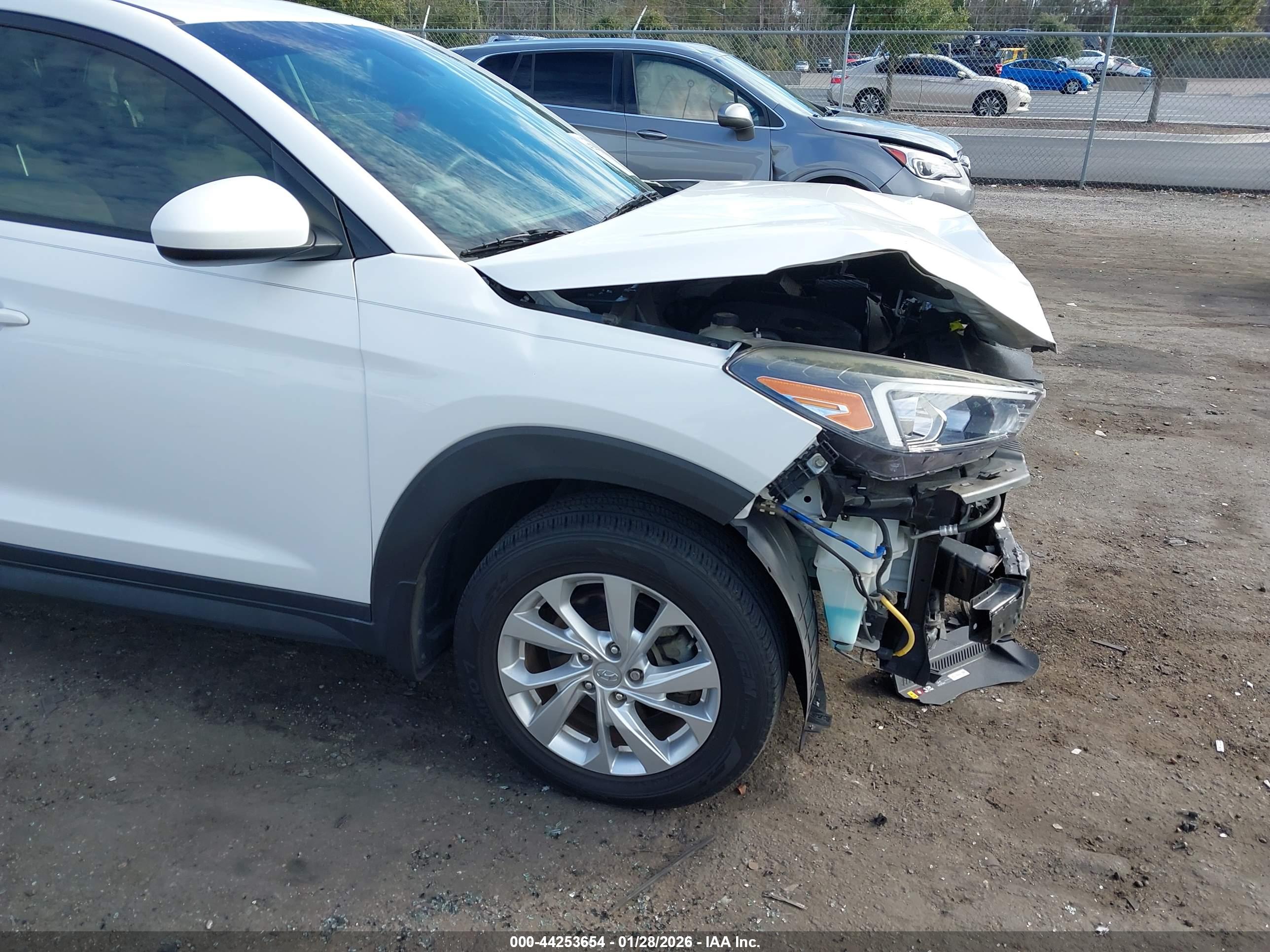 HYUNDAI TUCSON image 6