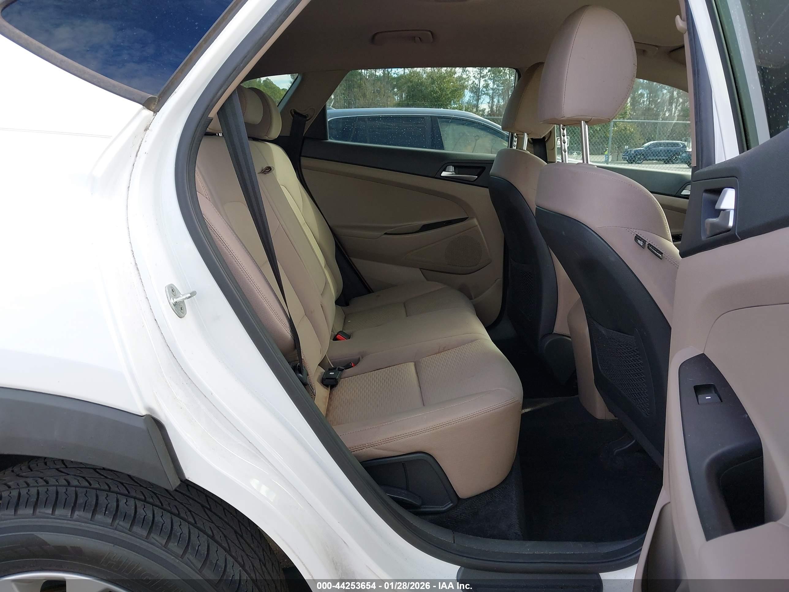 HYUNDAI TUCSON image 8