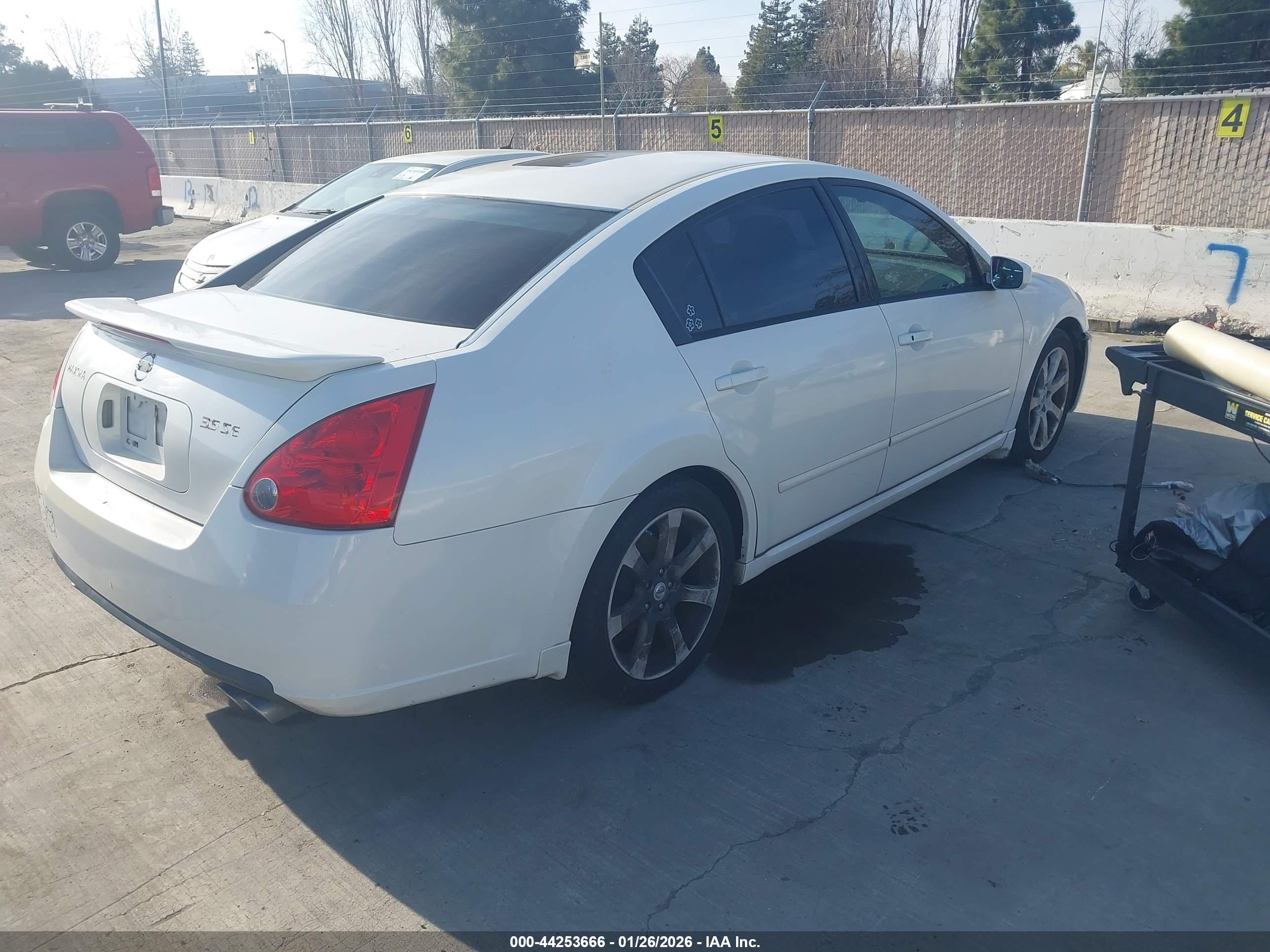 NISSAN MAXIMA image 4