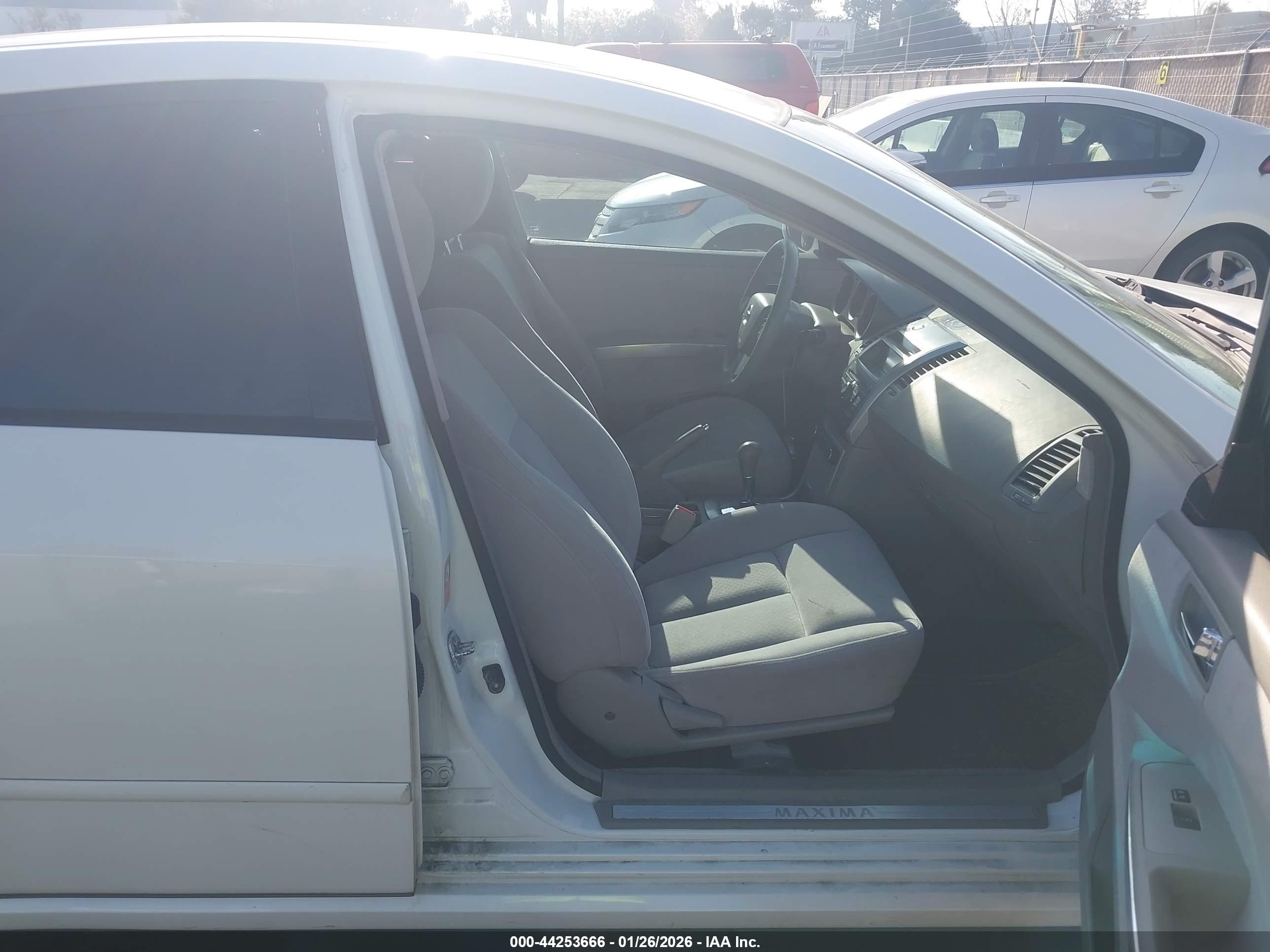 NISSAN MAXIMA image 5