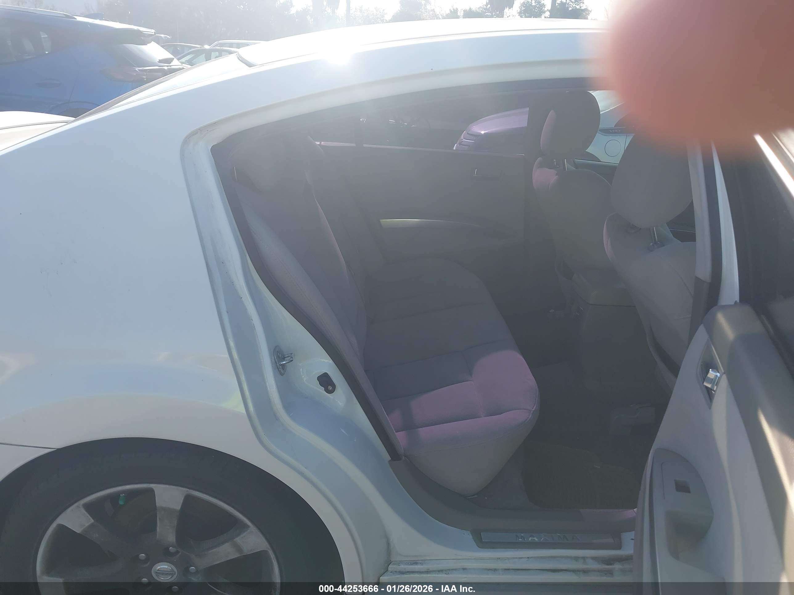NISSAN MAXIMA image 8