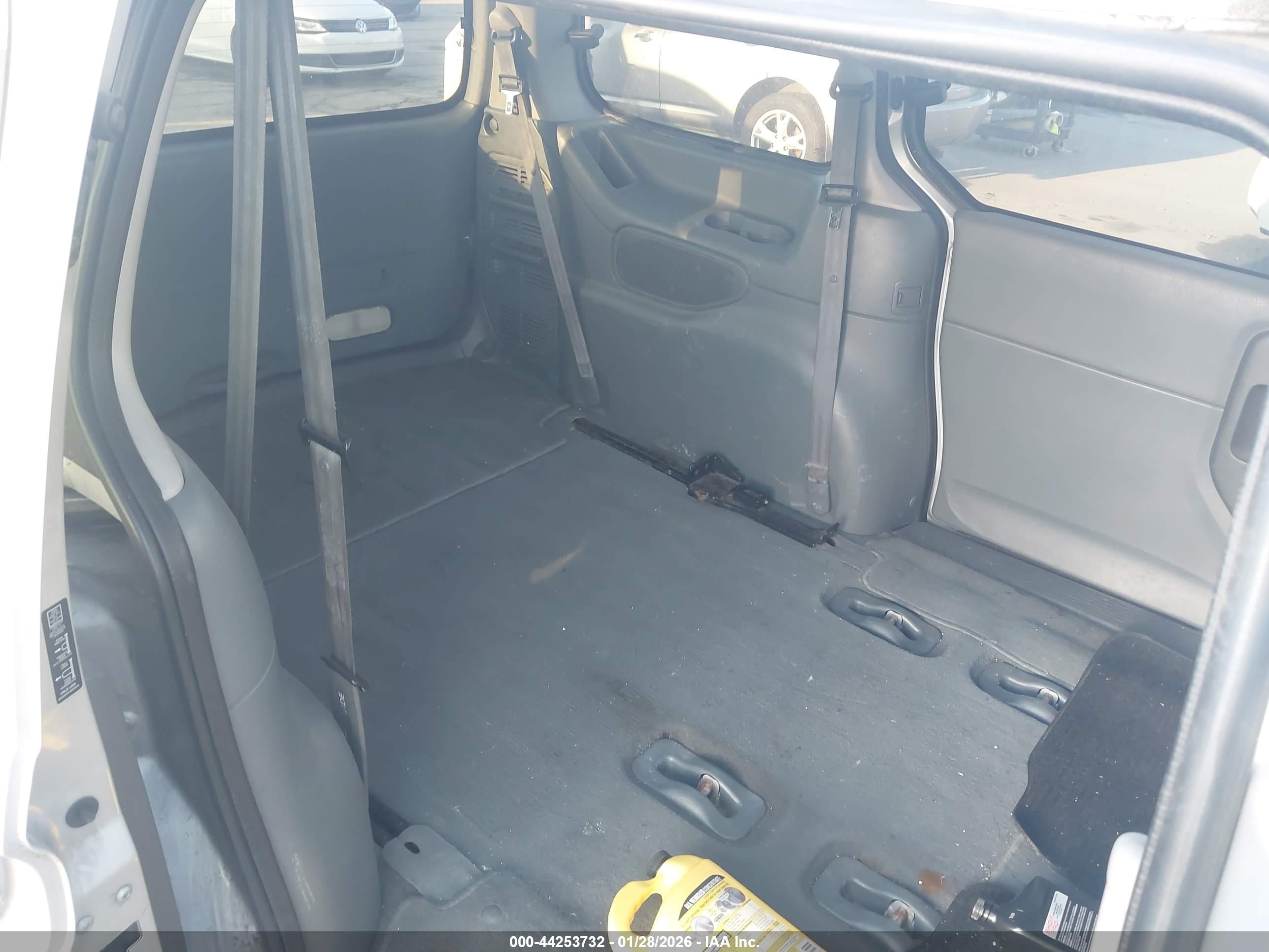 NISSAN QUEST image 8