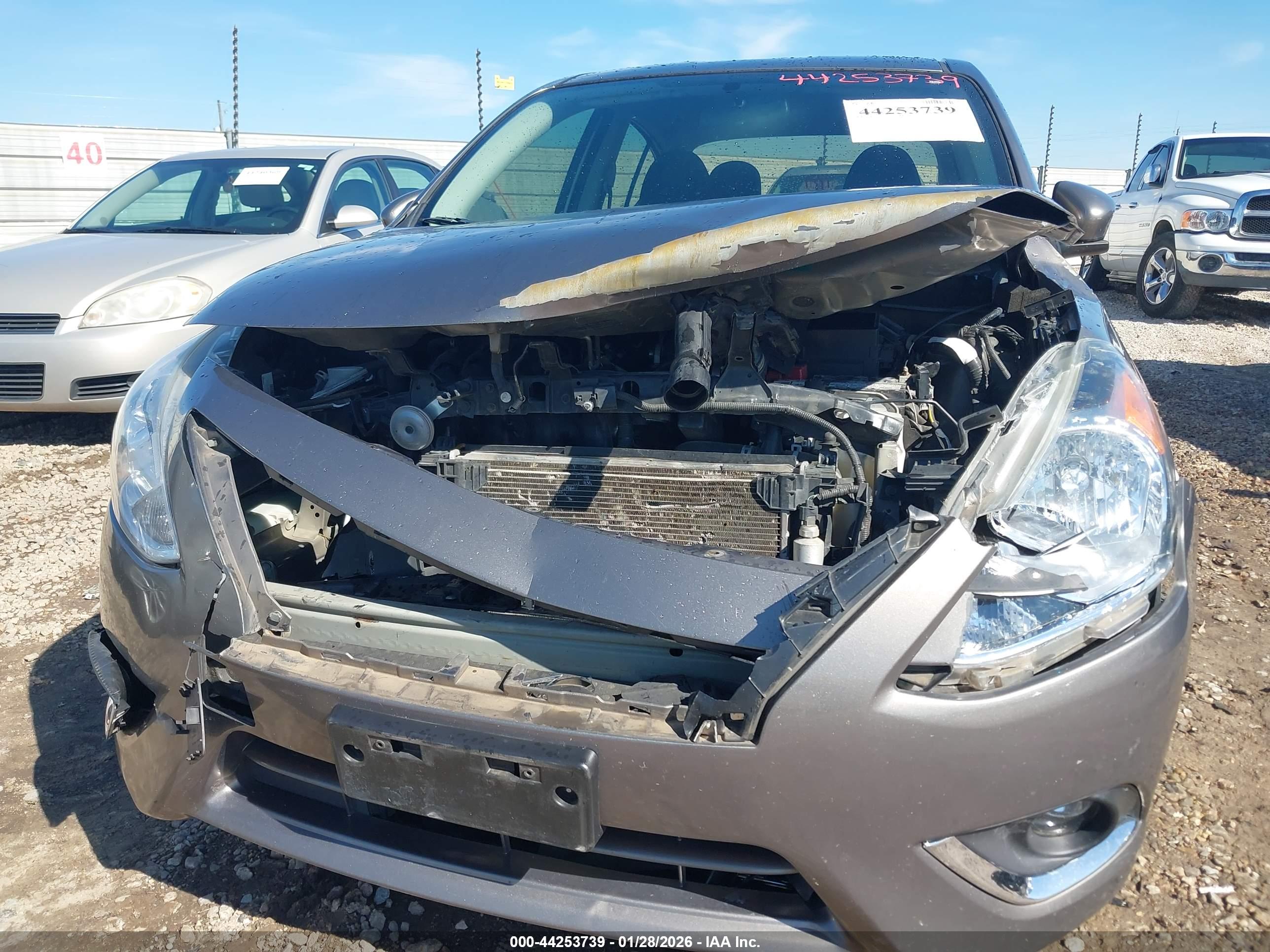 NISSAN VERSA image 6