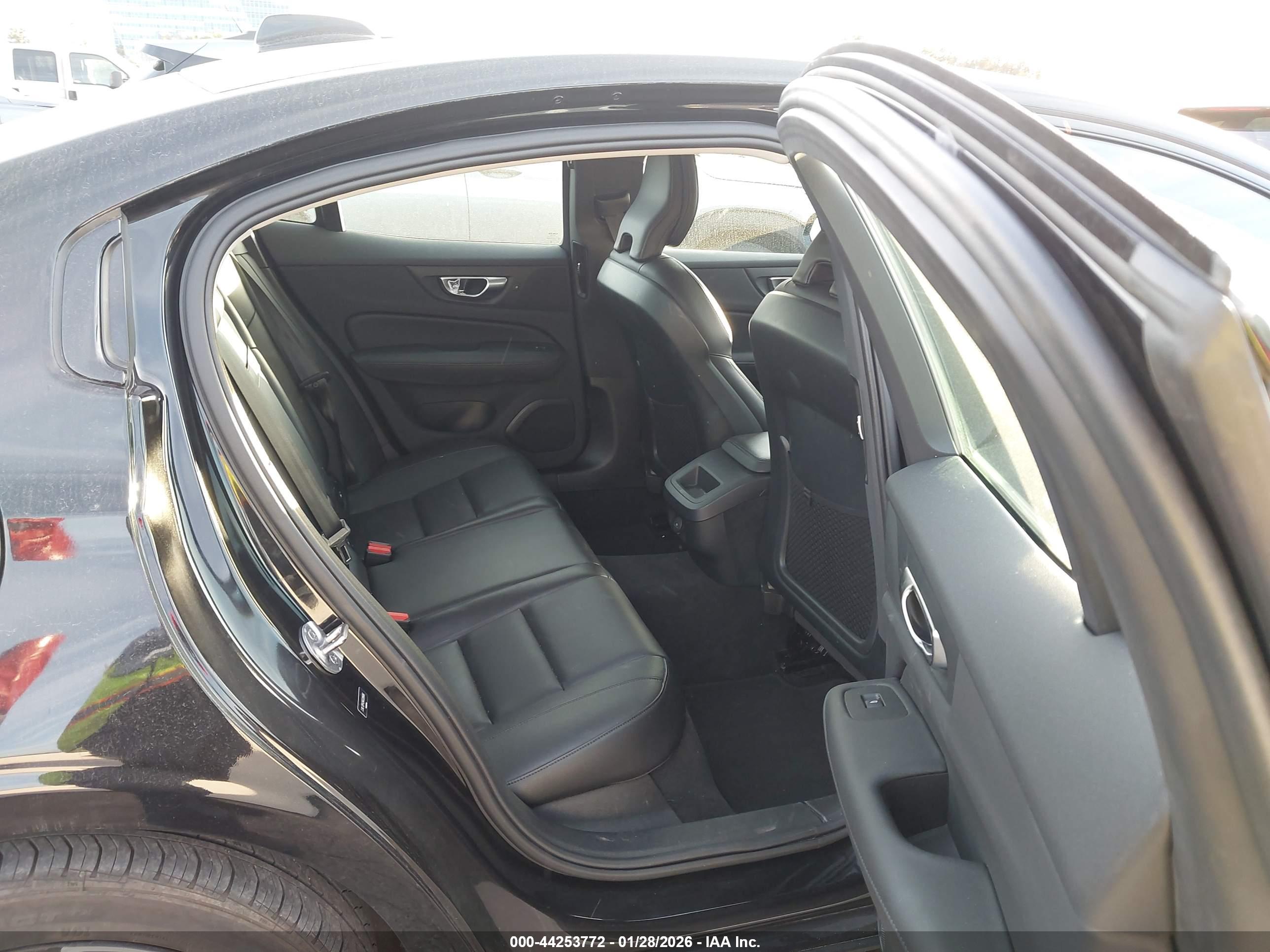 VOLVO S60 image 8