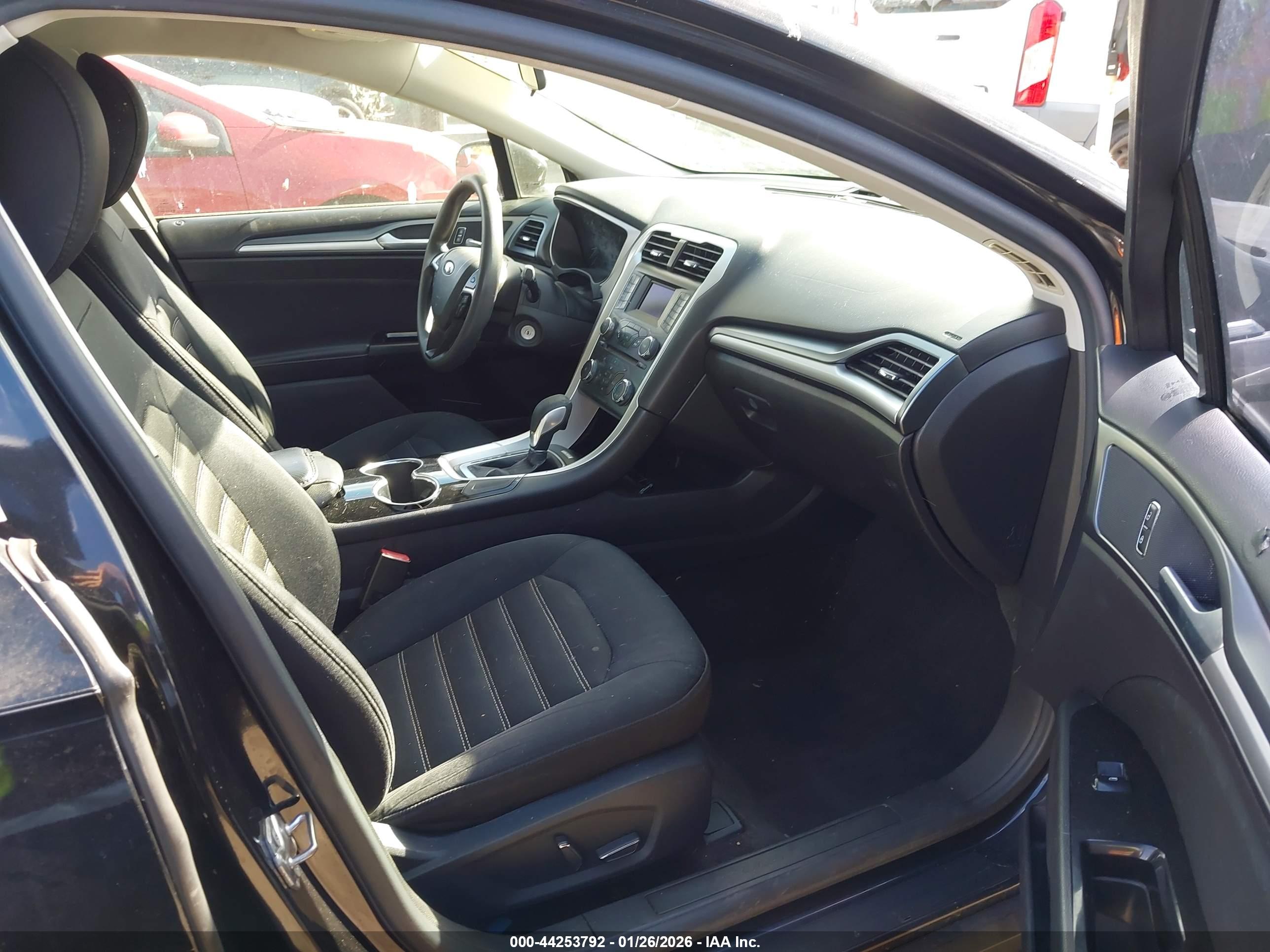FORD FUSION image 5