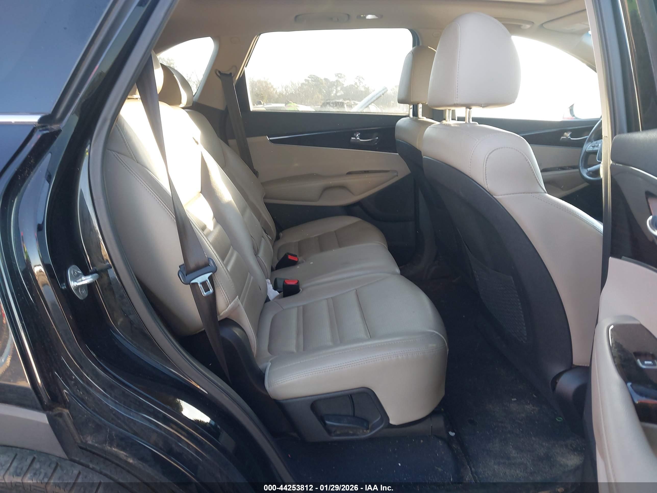 KIA SORENTO image 8