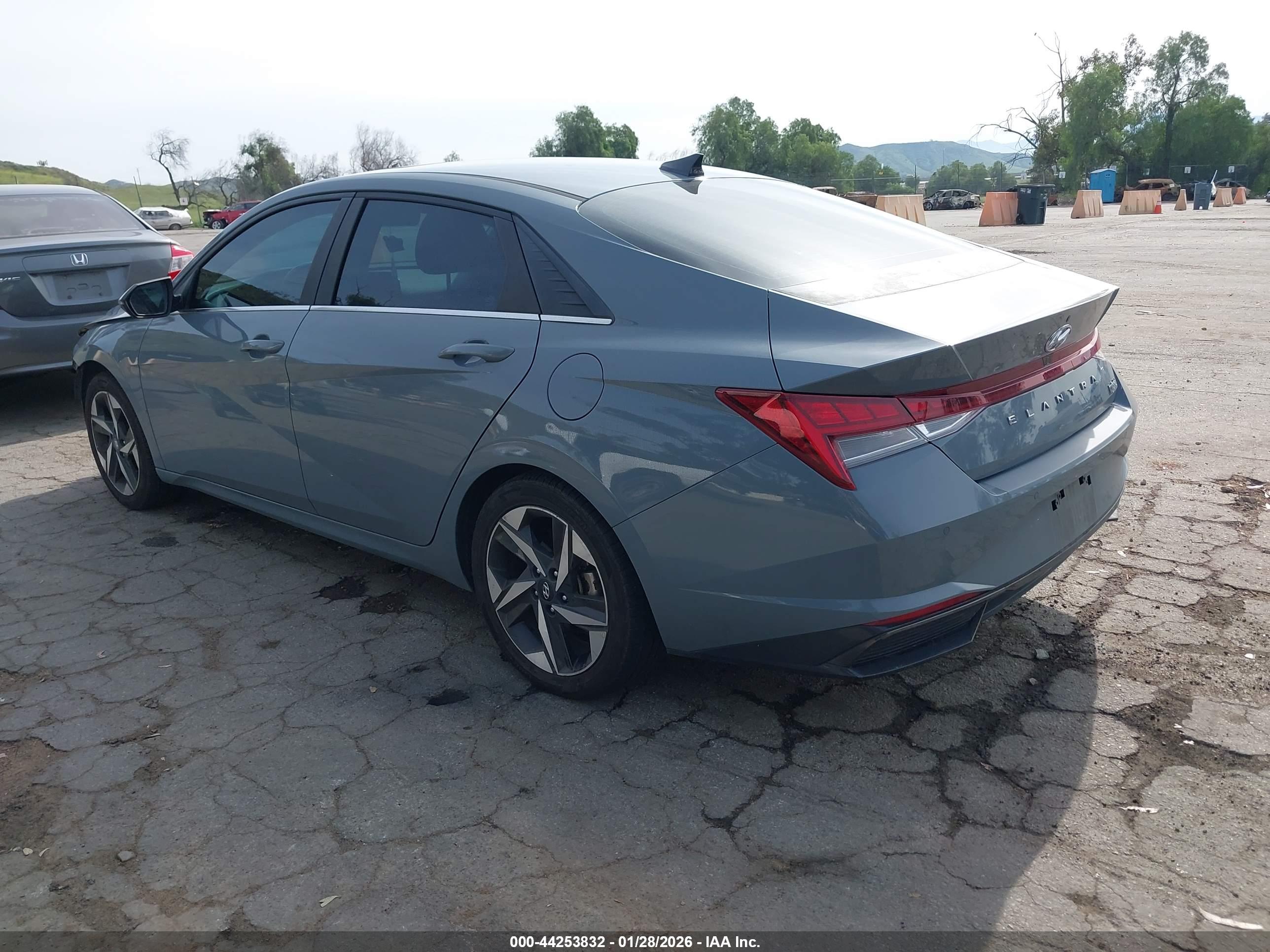 HYUNDAI ELANTRA image 3