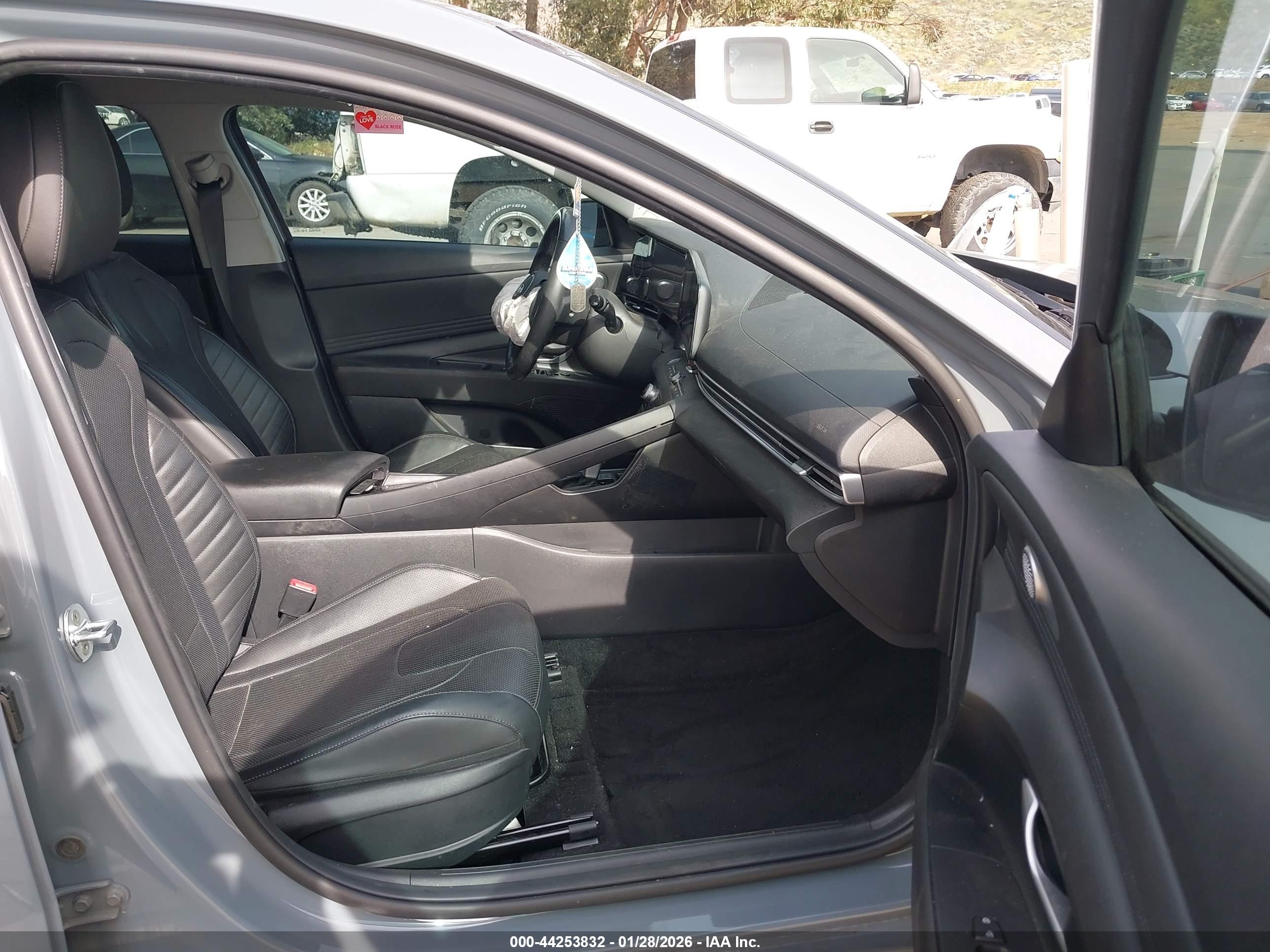 HYUNDAI ELANTRA image 5
