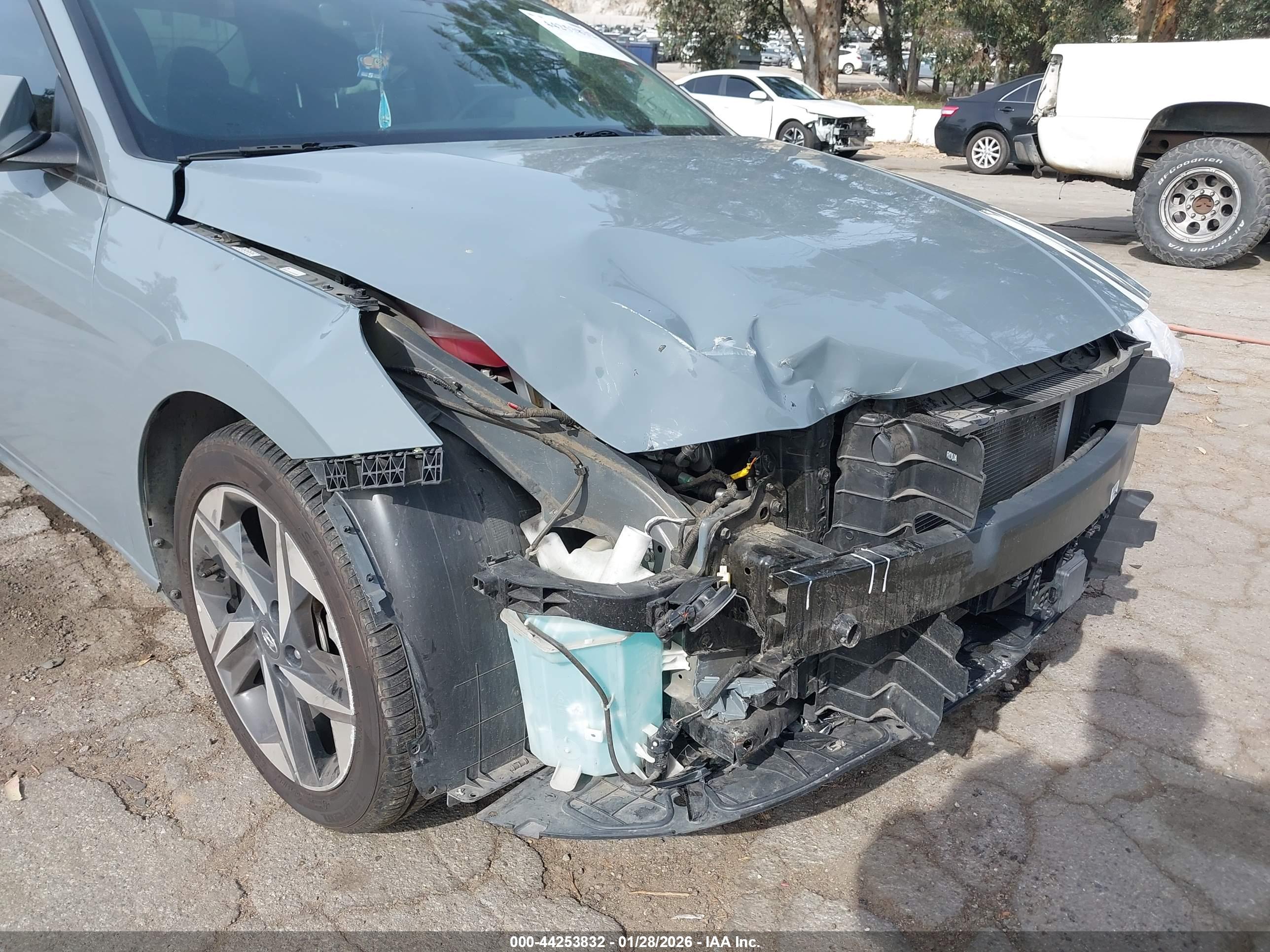 HYUNDAI ELANTRA image 6