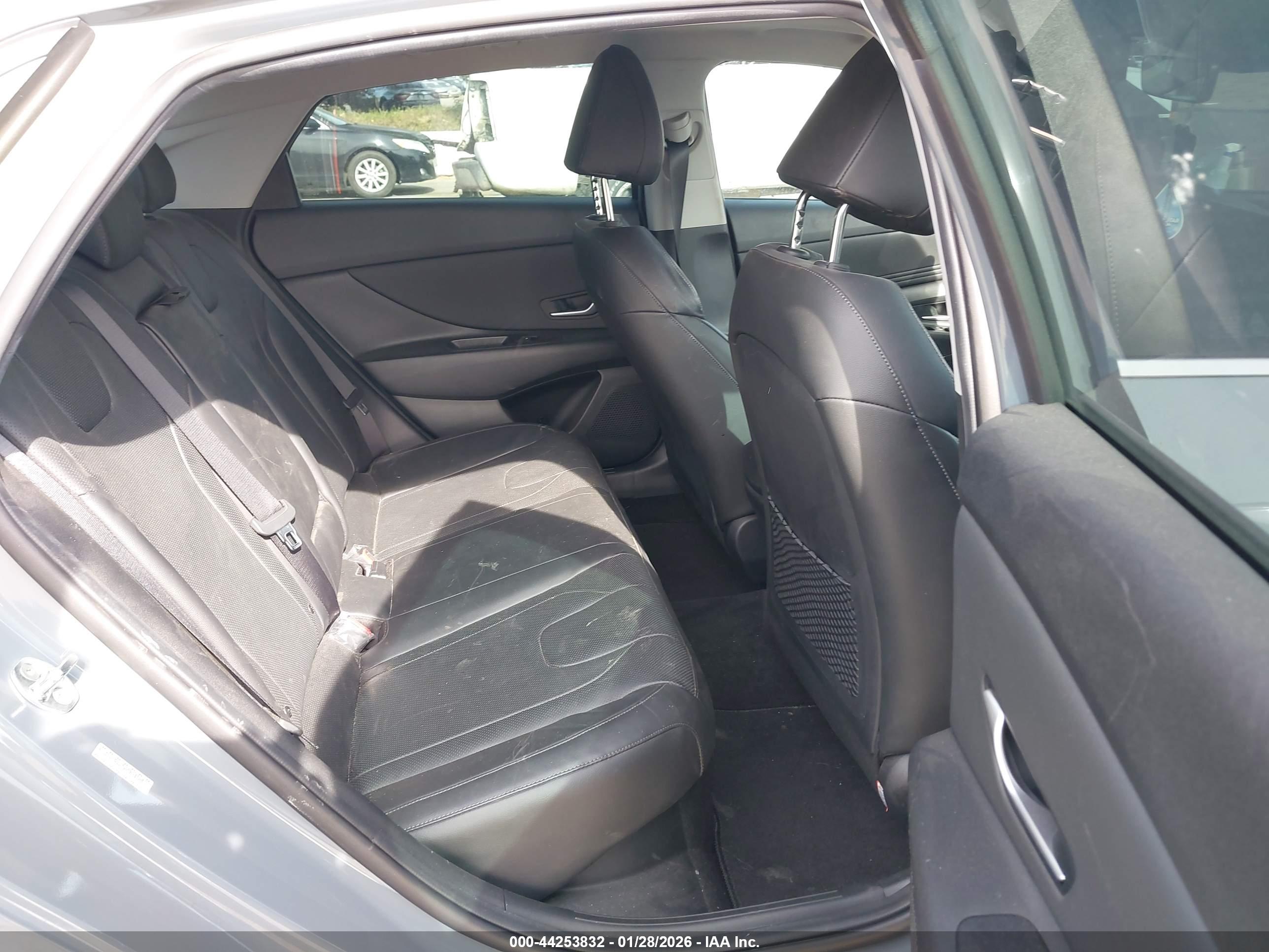 HYUNDAI ELANTRA image 8