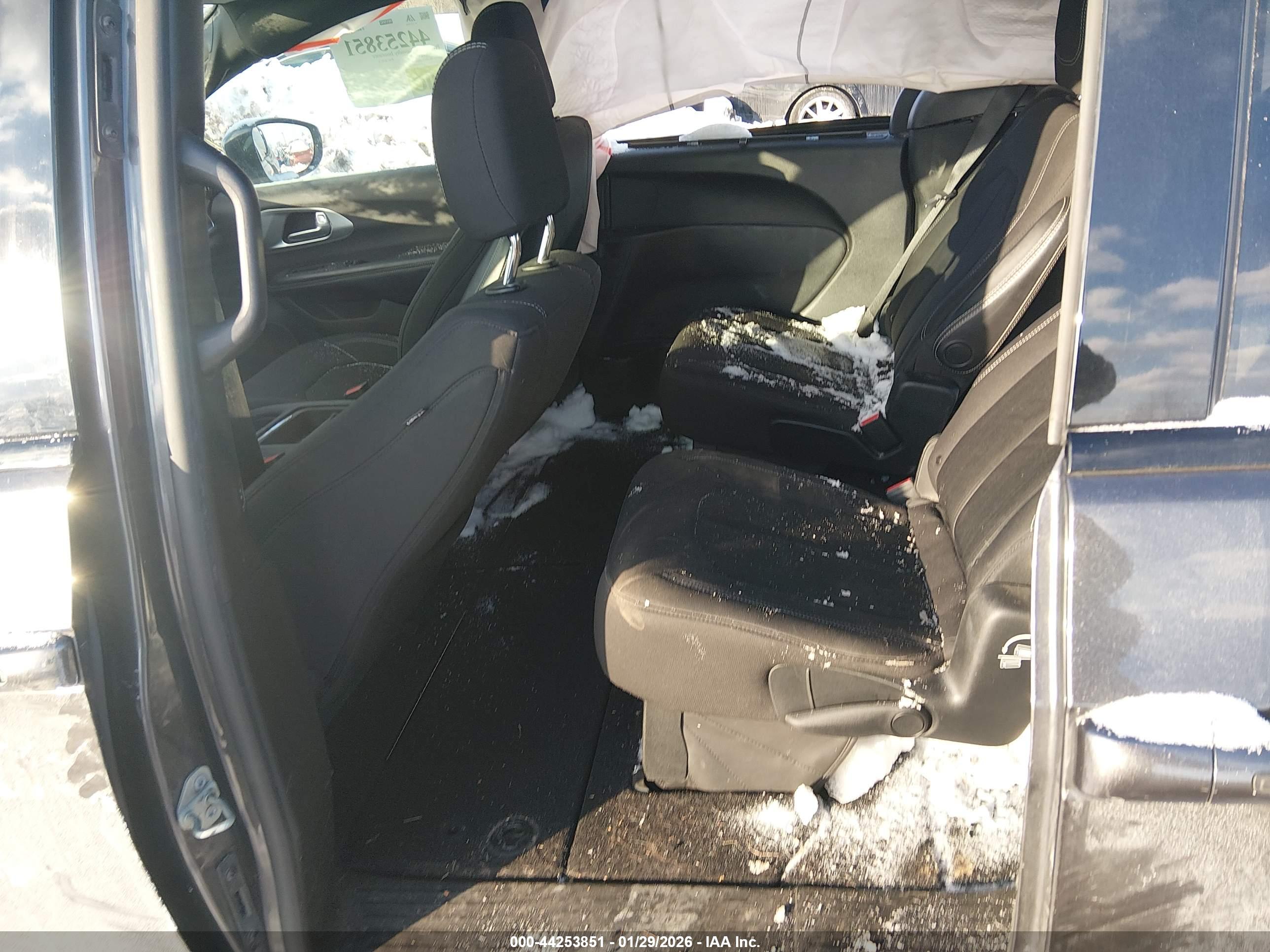 CHRYSLER PACIFICA image 8