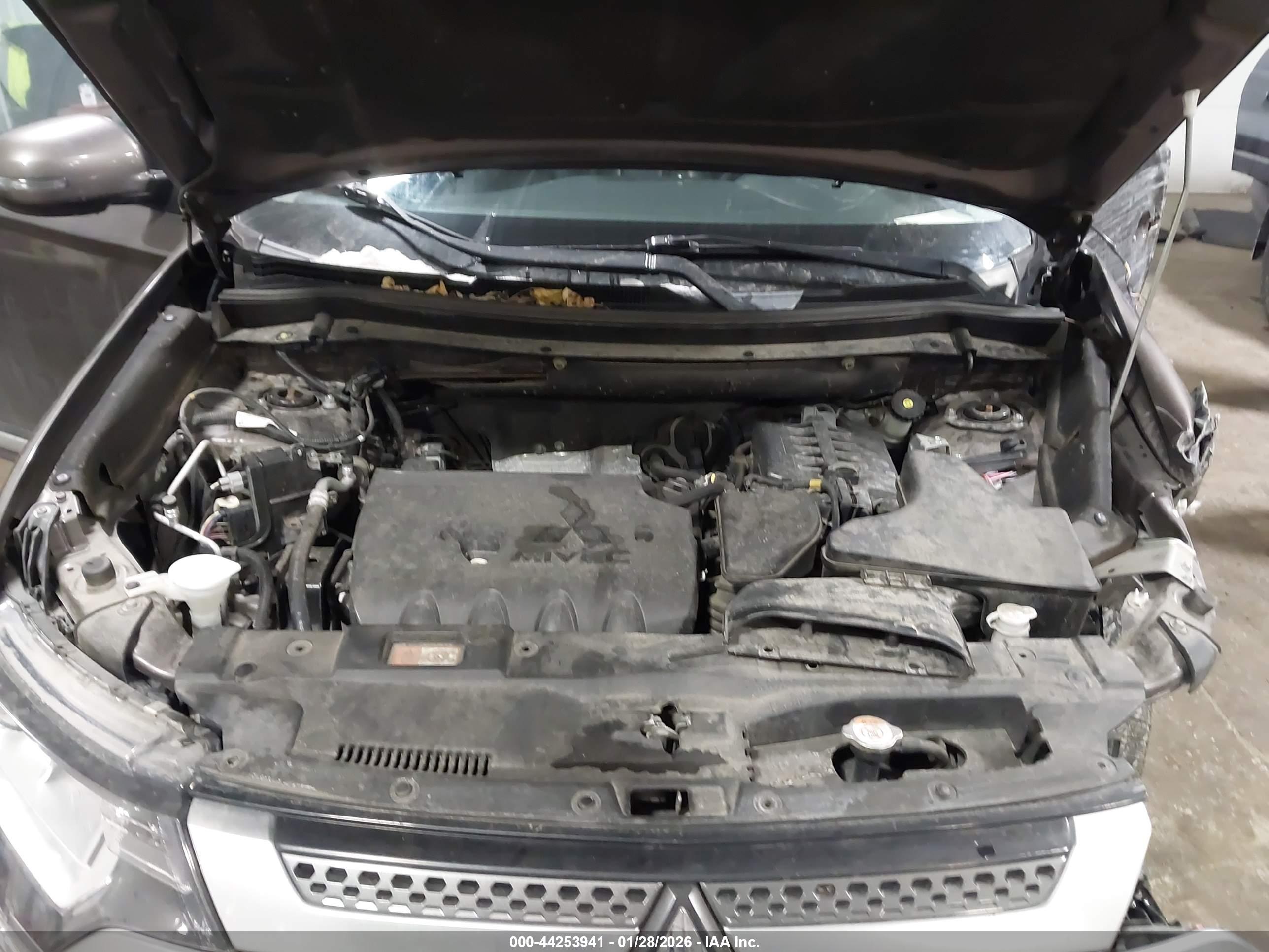 MITSUBISHI OUTLANDER image 10