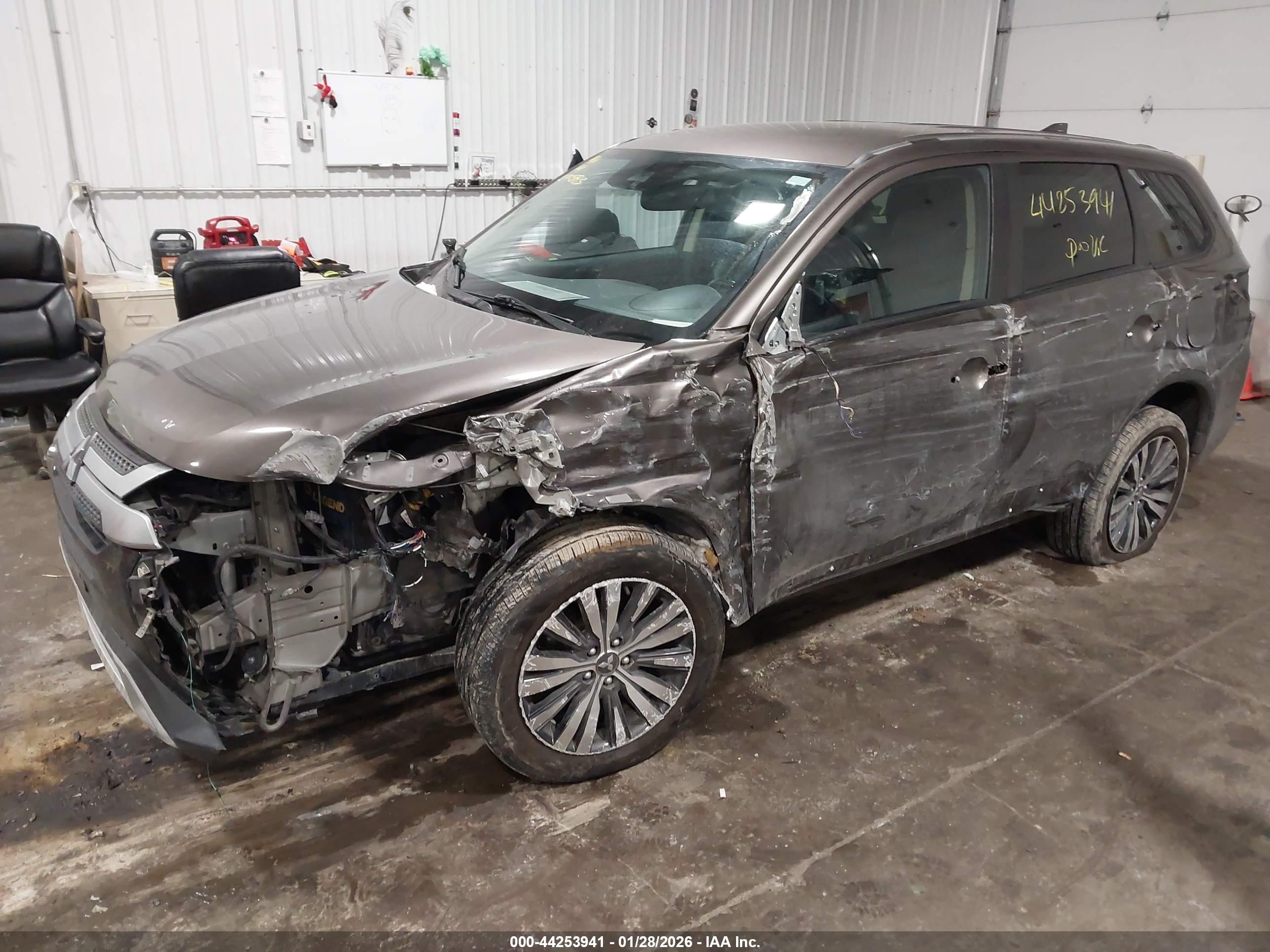 MITSUBISHI OUTLANDER image 2