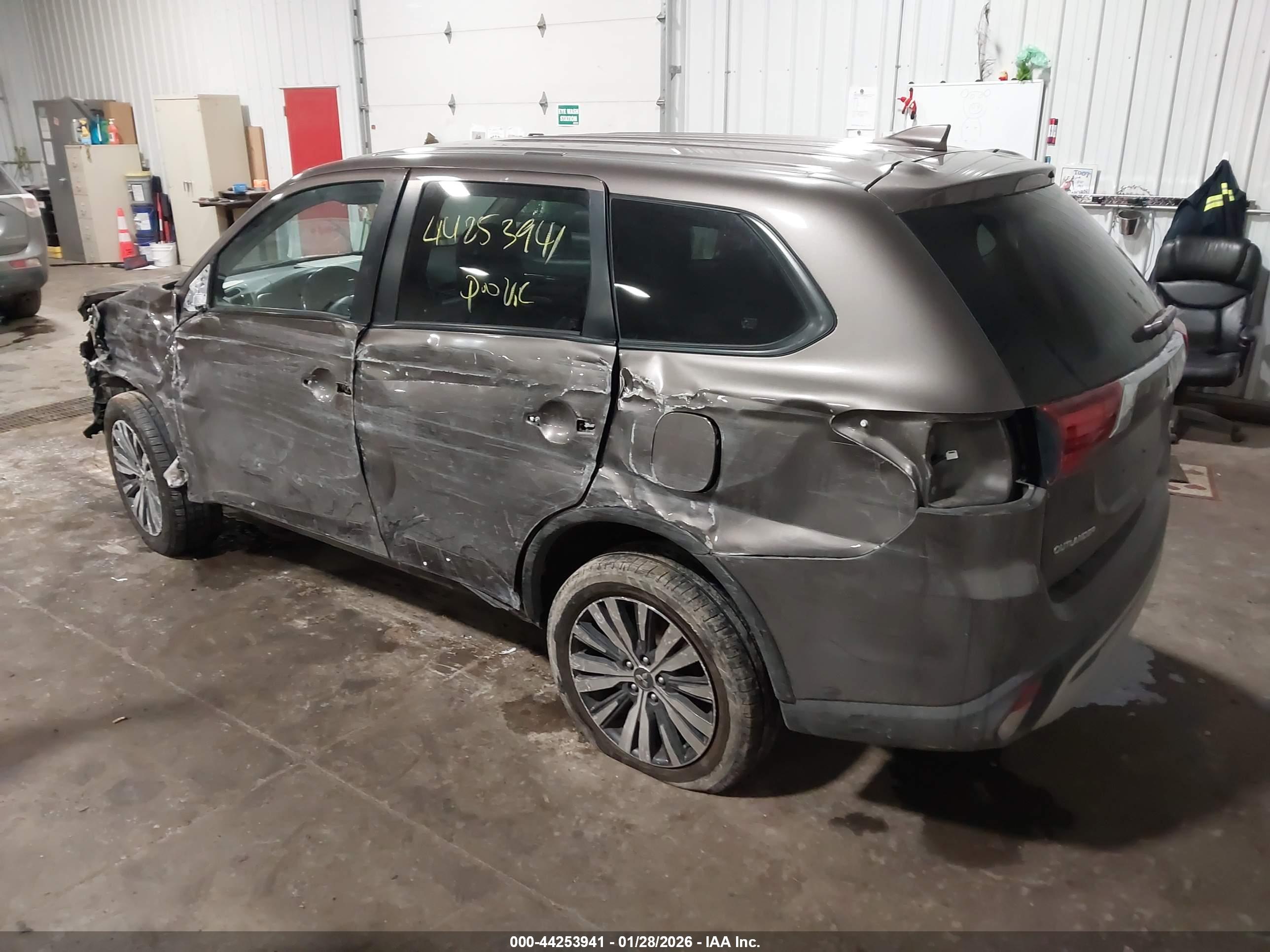MITSUBISHI OUTLANDER image 3
