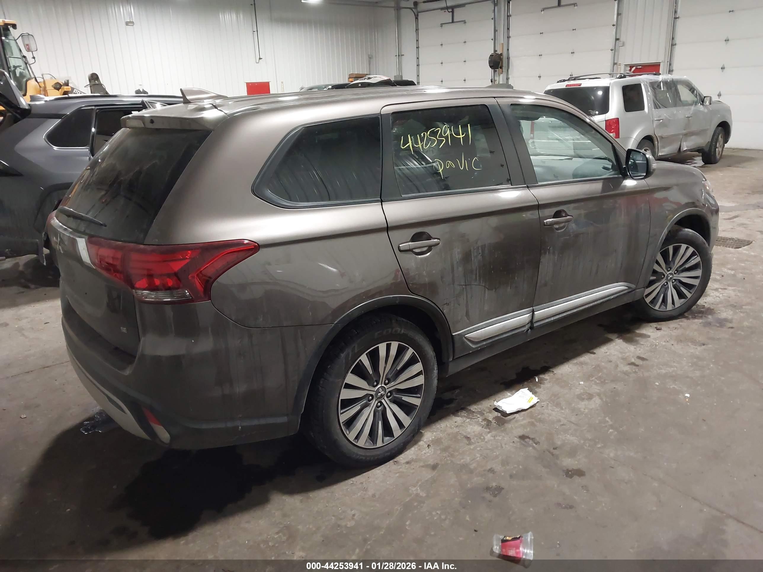 MITSUBISHI OUTLANDER image 4