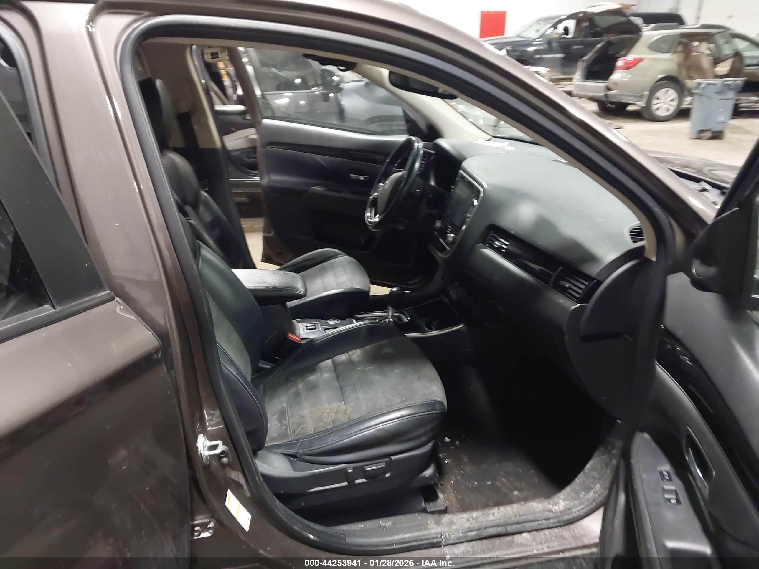 MITSUBISHI OUTLANDER image 5